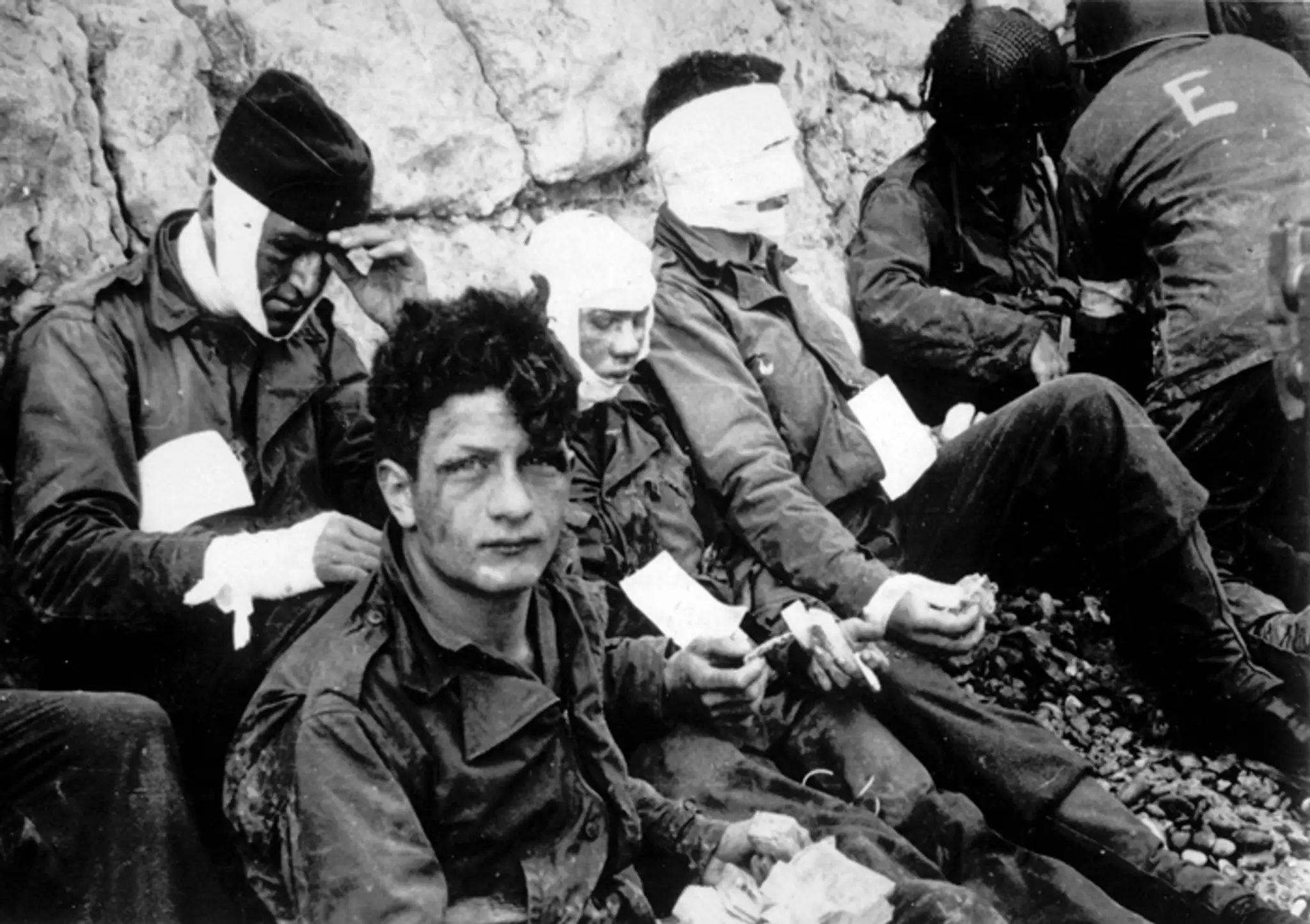 Britskí vojaci čakajú na ďalšie rozkazy 6. júna 1944 v tzv. "deň D" - vylodenia v Normandii.