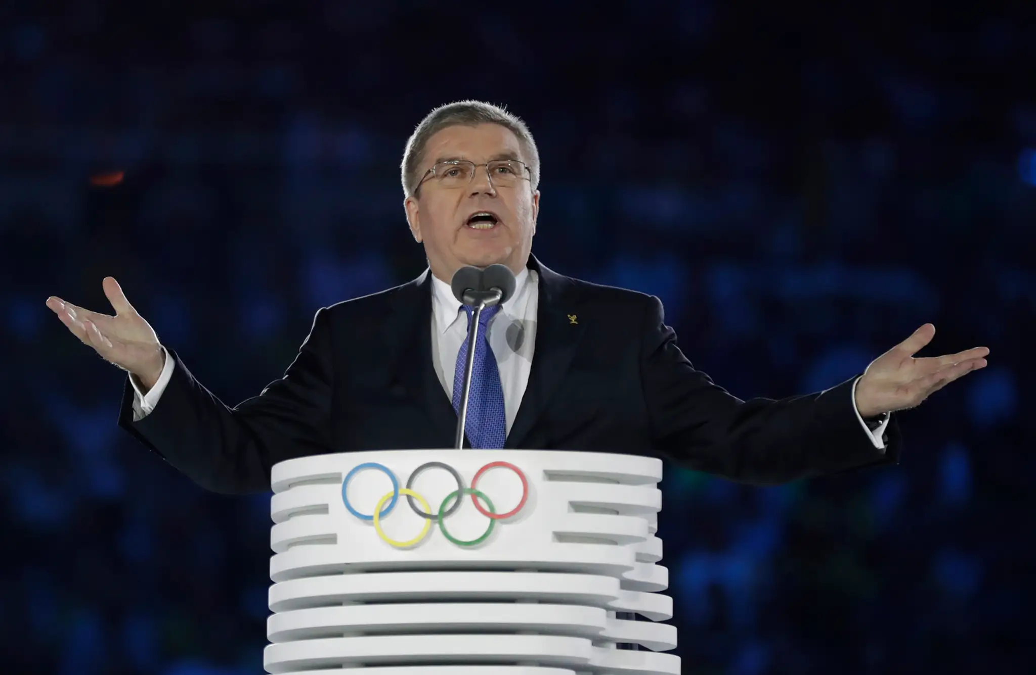 K divákom sa prihovárajúci prezident Medzinárodného olympijského výboru Thomas Bach počas otváracieho ceremoniálu OH v Riu.