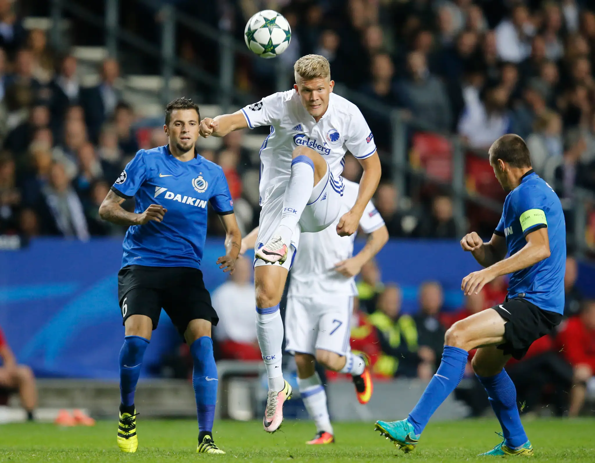 Andreas Cornelius (v bielom) z FC Kodaň proti dvojici z FC Bruggy Claudemir (vľavo) a Timmy Simons.