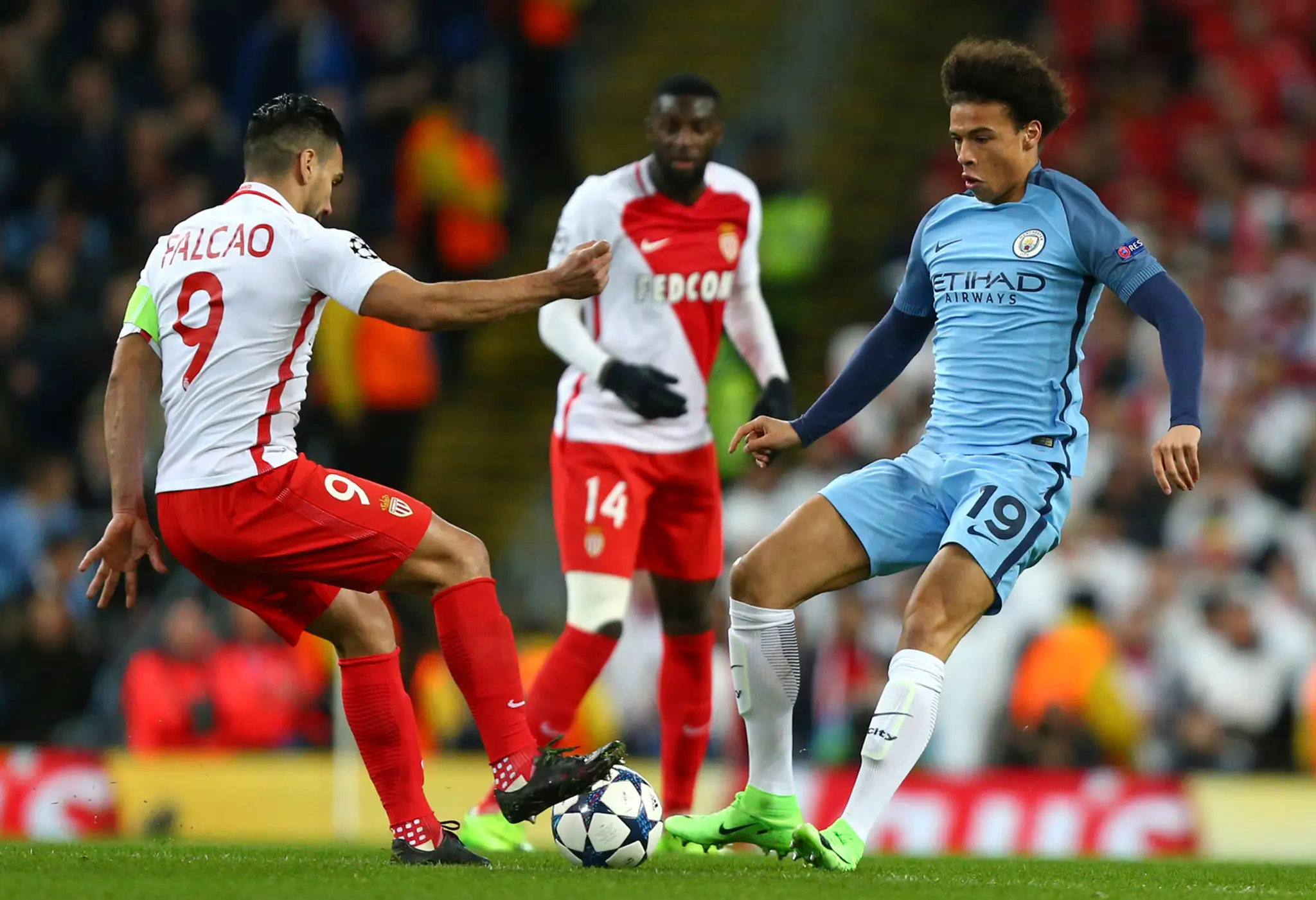 Kapitán Monaca Falcao (vpravo) bojuje o loptu s Leroy Saném z ManCity v osemfinále LM.