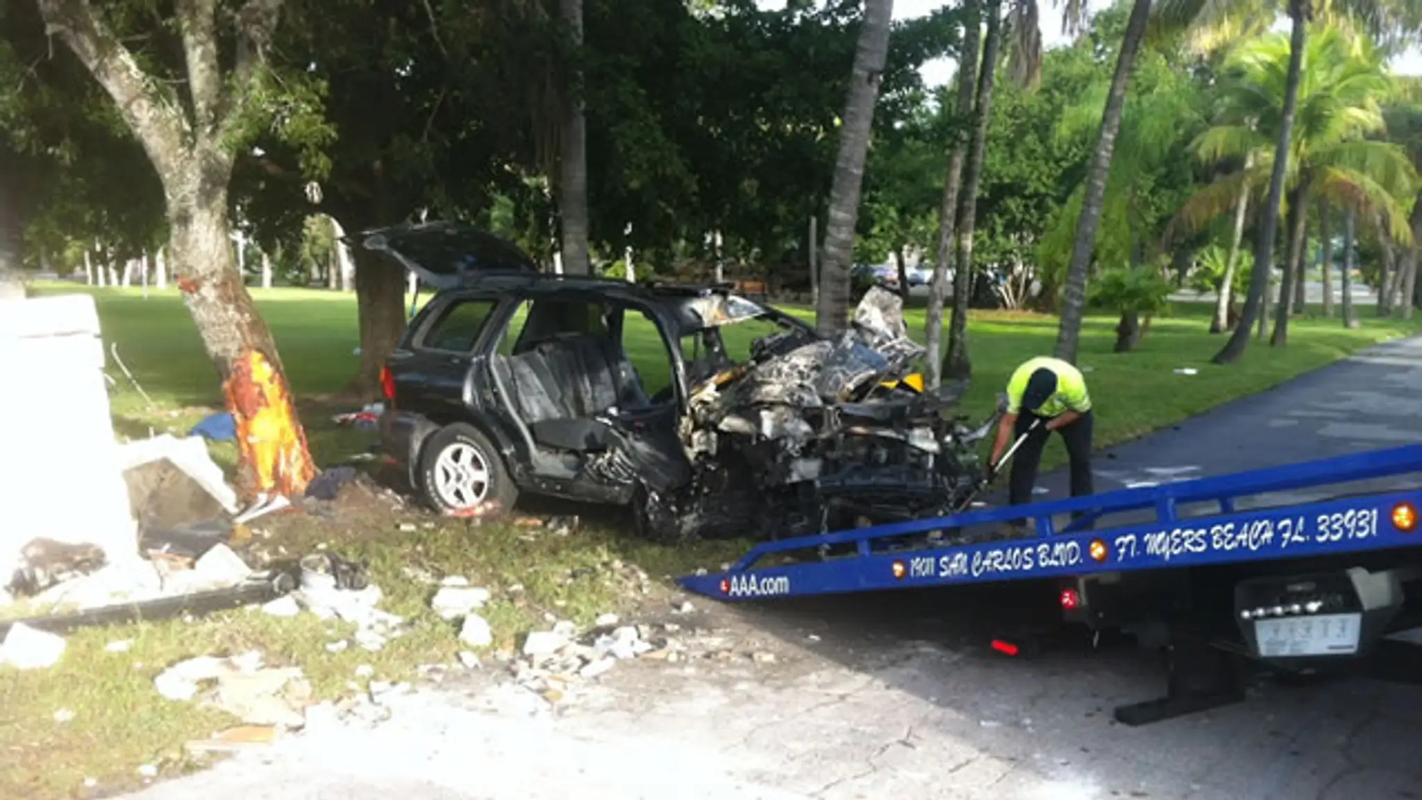 Zdemolované auto, ktoré narazilo do kostola