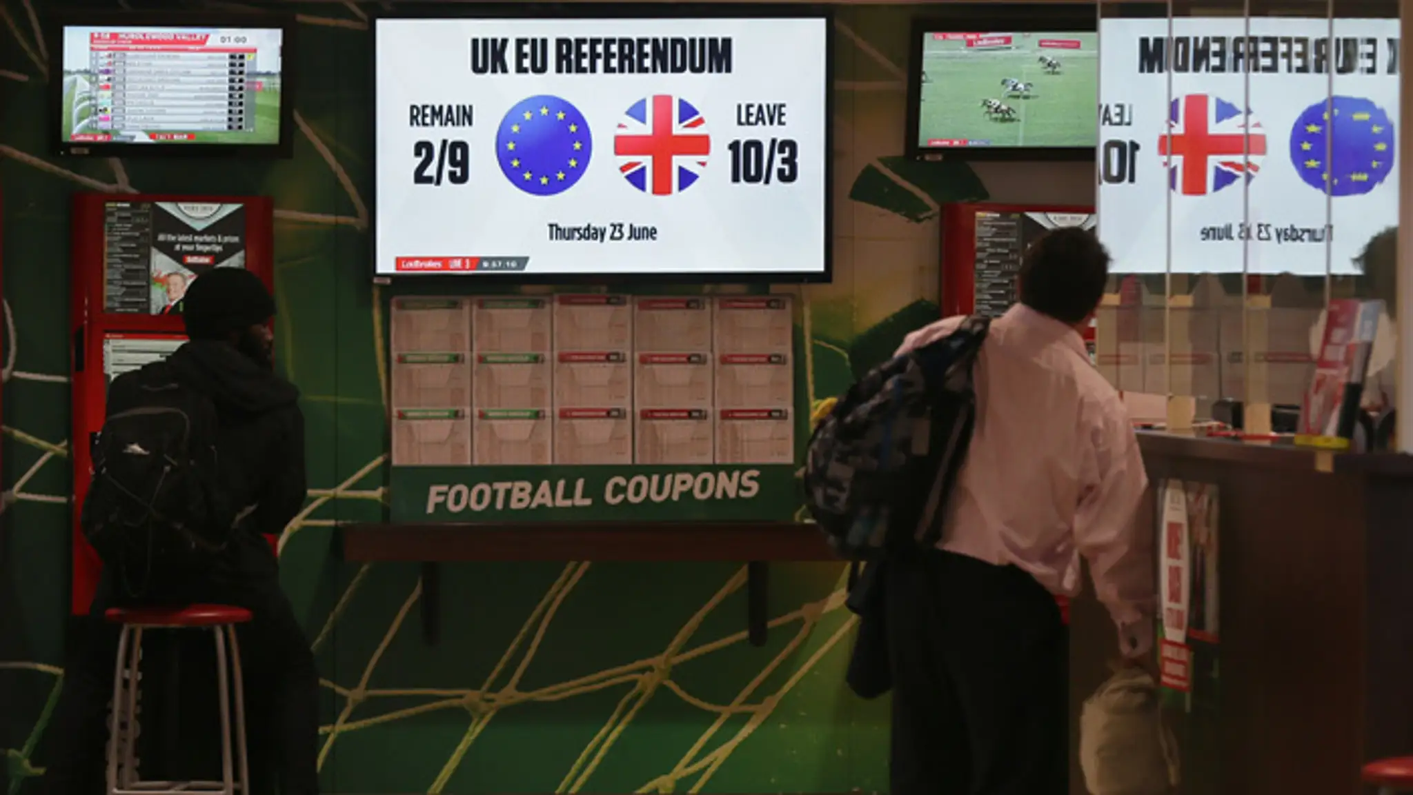 Kurzy výsledku referenda o členstve Británie v EÚ v jednej zo stávkových kancelárií v Londýne.