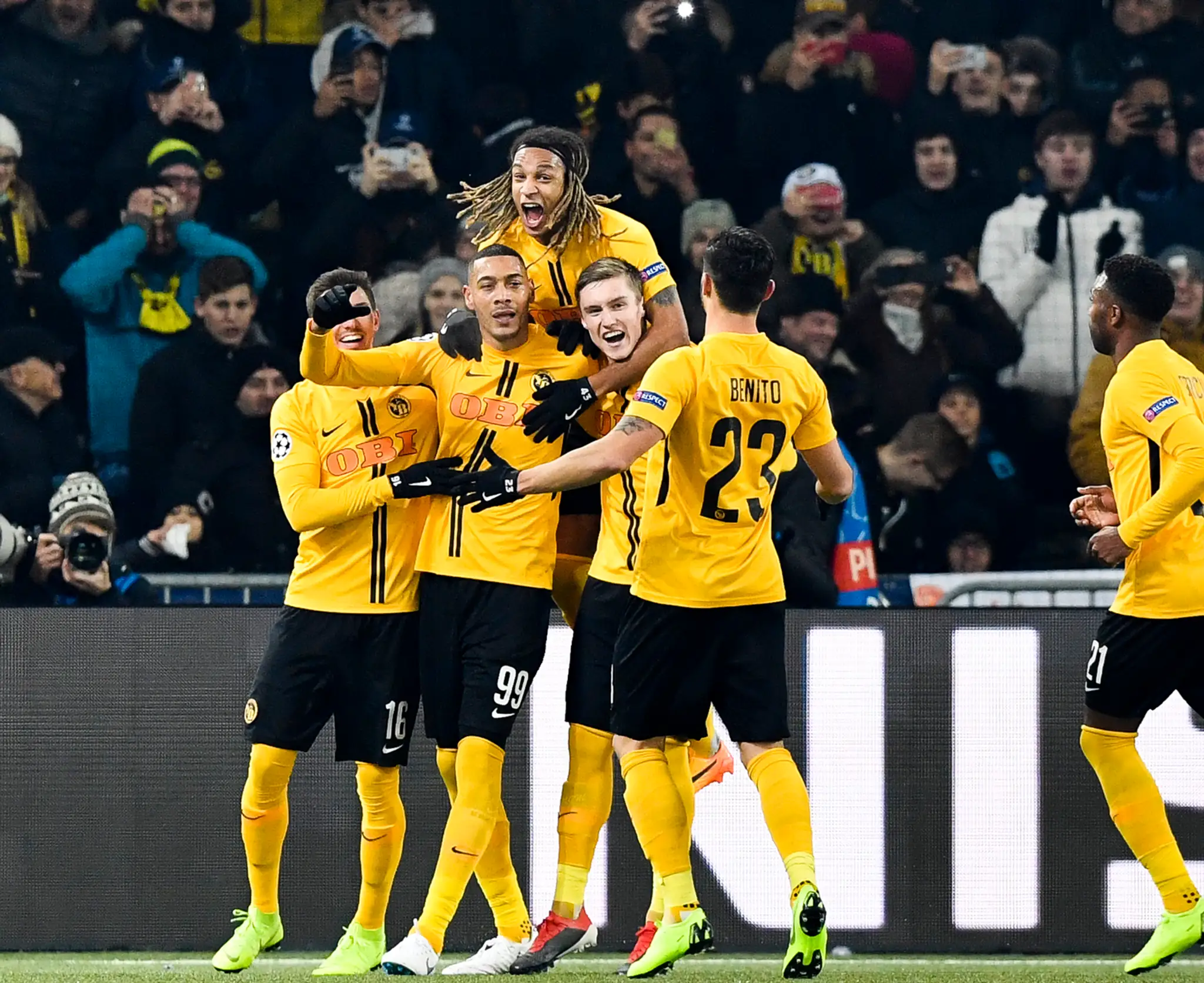 Guillaume Hoarau (v strede) oslavuje so spoluhráčmi z Bernu gól v dueli LM proti Juventusu.