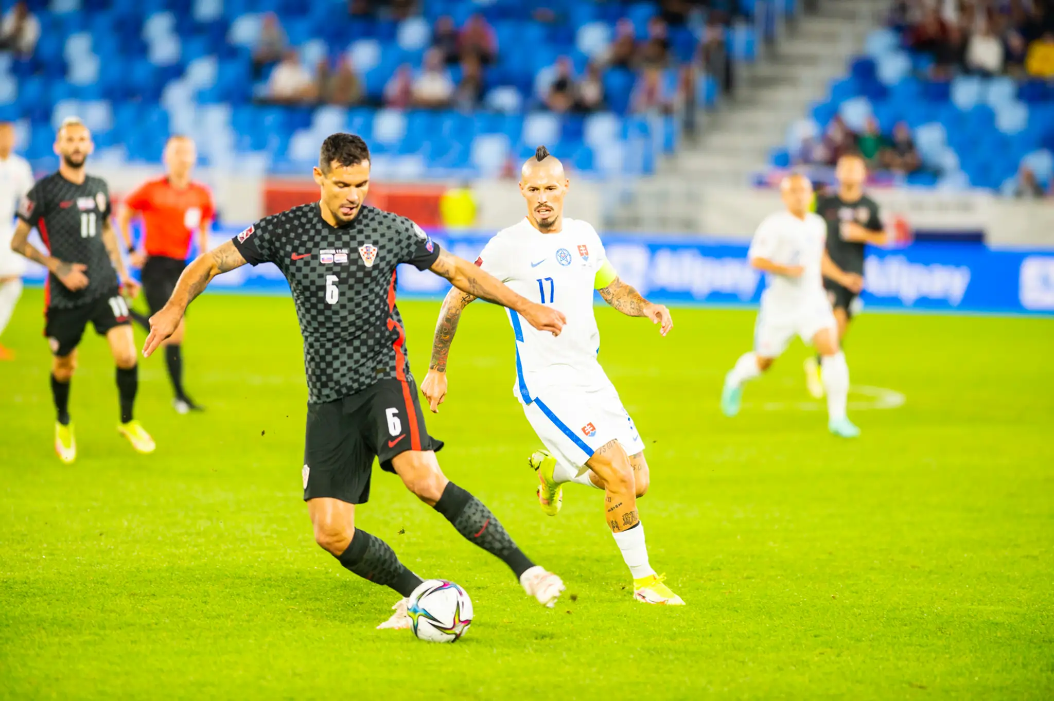 Dejan Lovren (Chorvátsko) a Marek Hamšík (Slovensko) počas zápasu H-skupiny kvalifikácie Majstrovstiev sveta 2022 Slovensko - Ch