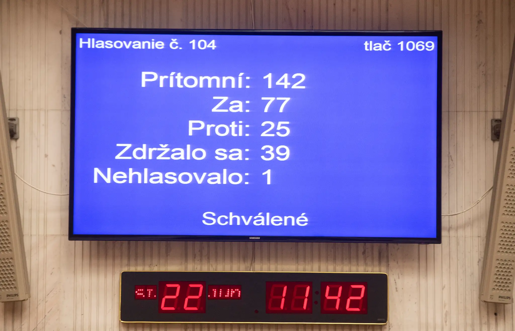 Parlament prelomil veto