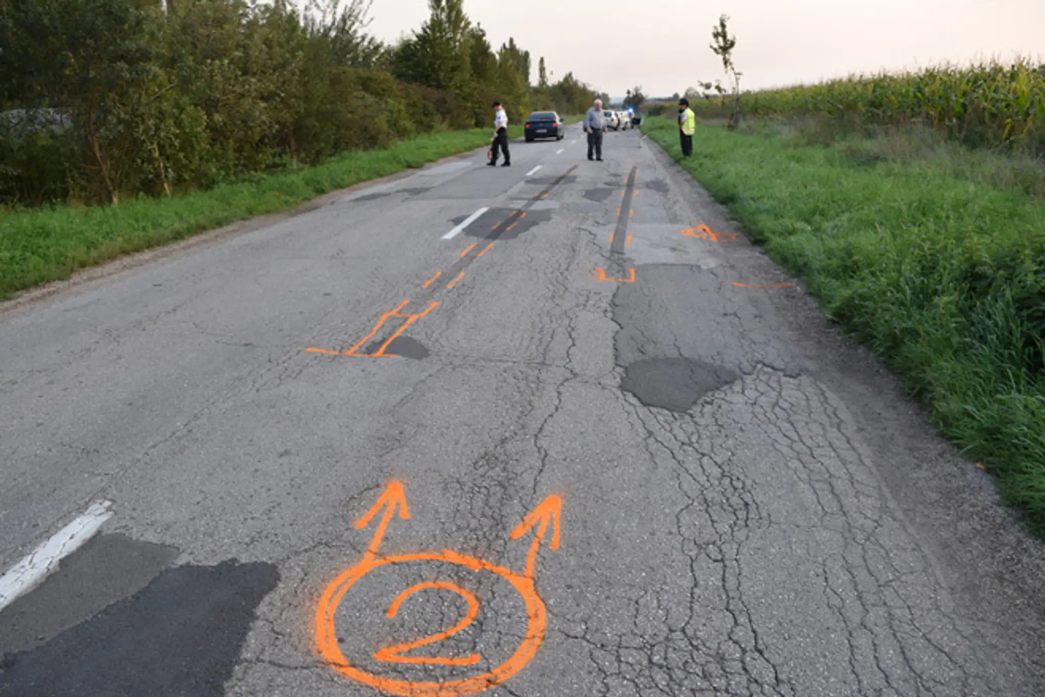 Polícia dokumentuje miesto nehody na ceste medzi Košicami a obcou Veľká Ida.