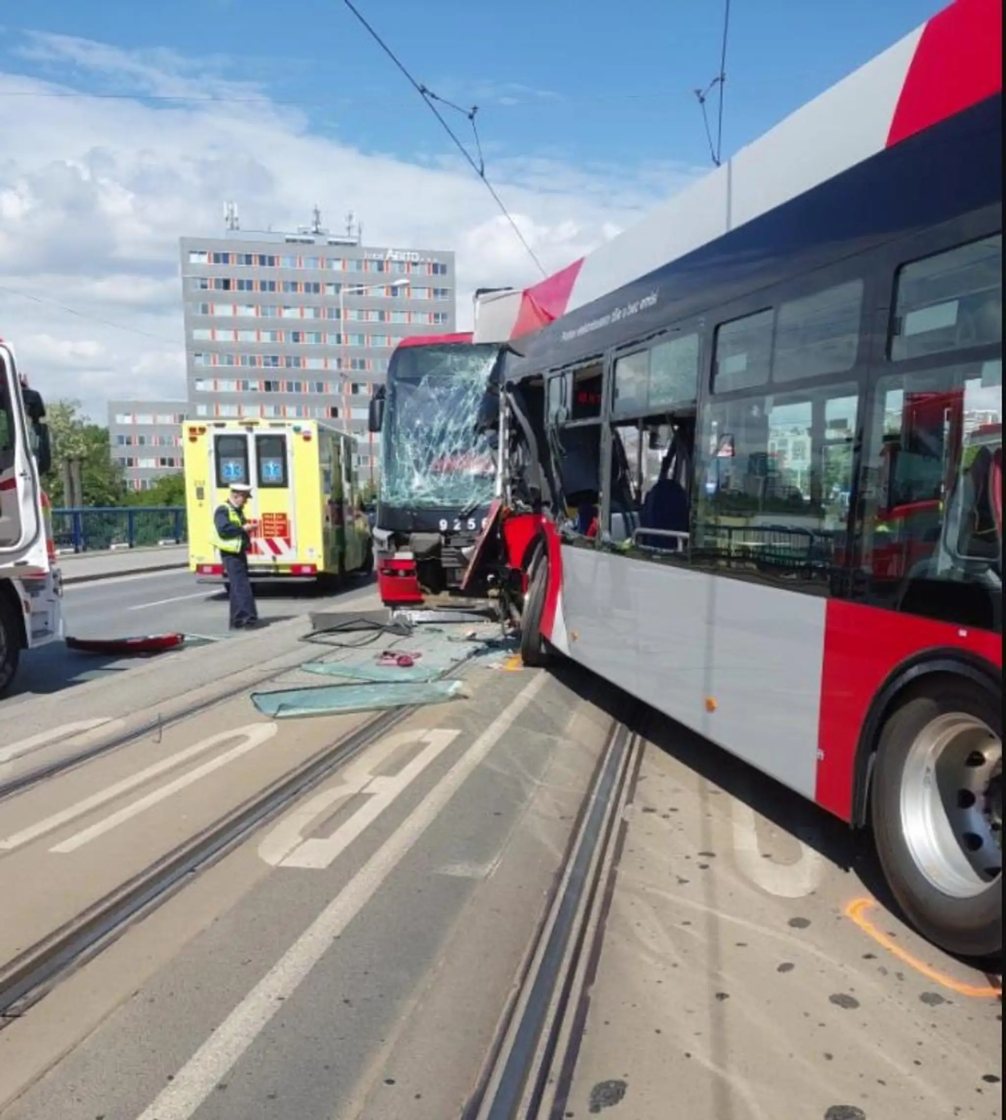 Zrážka električky s autobusom v Prahe.