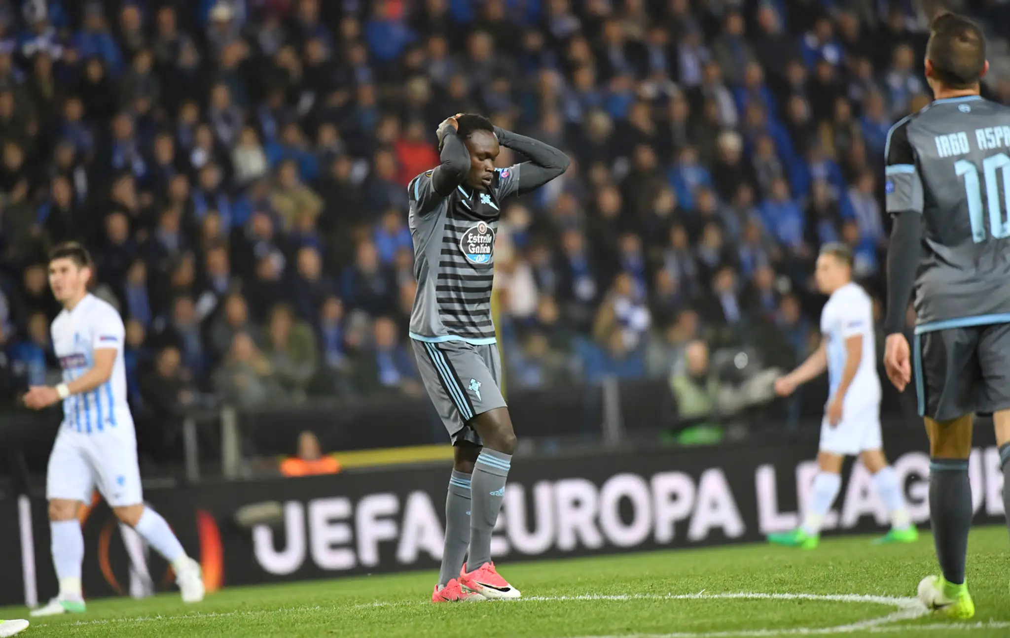 Pione Sisto zo Celty Vigo sa chytá za hlavu v odvete štvrťfinále EL proti Genku.
