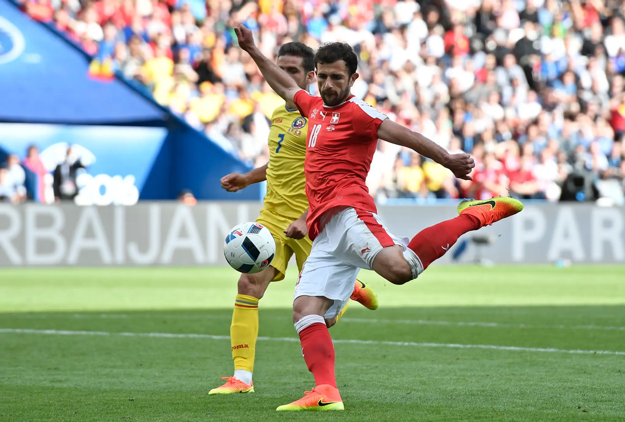 Admir Mehmedi zo Švajčiarska strieľa gól na 1:1 v dueli proti Rumunsku na ME vo Francúzsku.