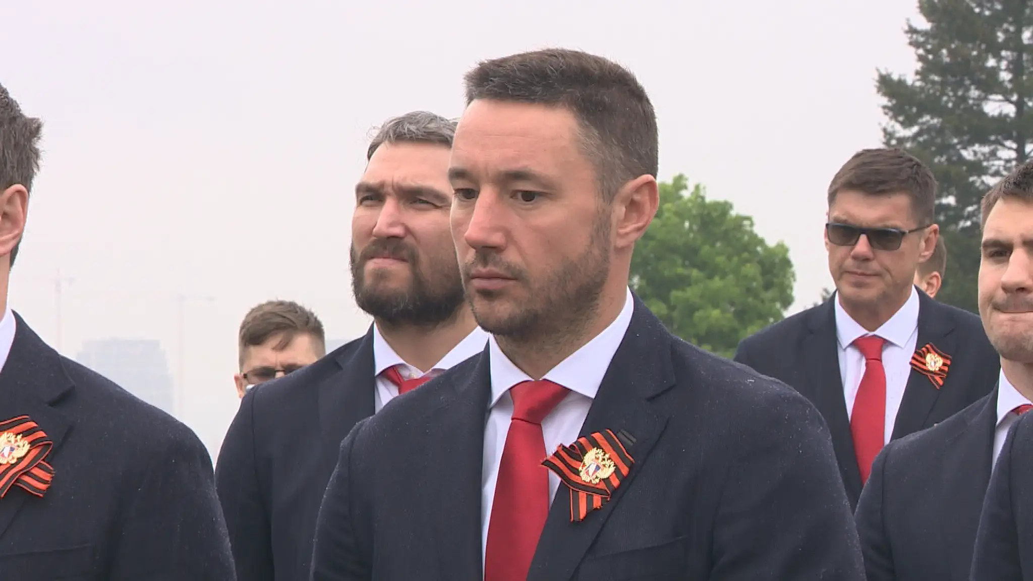 Ruskí hokejisti nesú veniec na bratislavskom Slavíne pri príležitosti uctenia si pamiatky padlých vojakov v II. svetovej vojne.