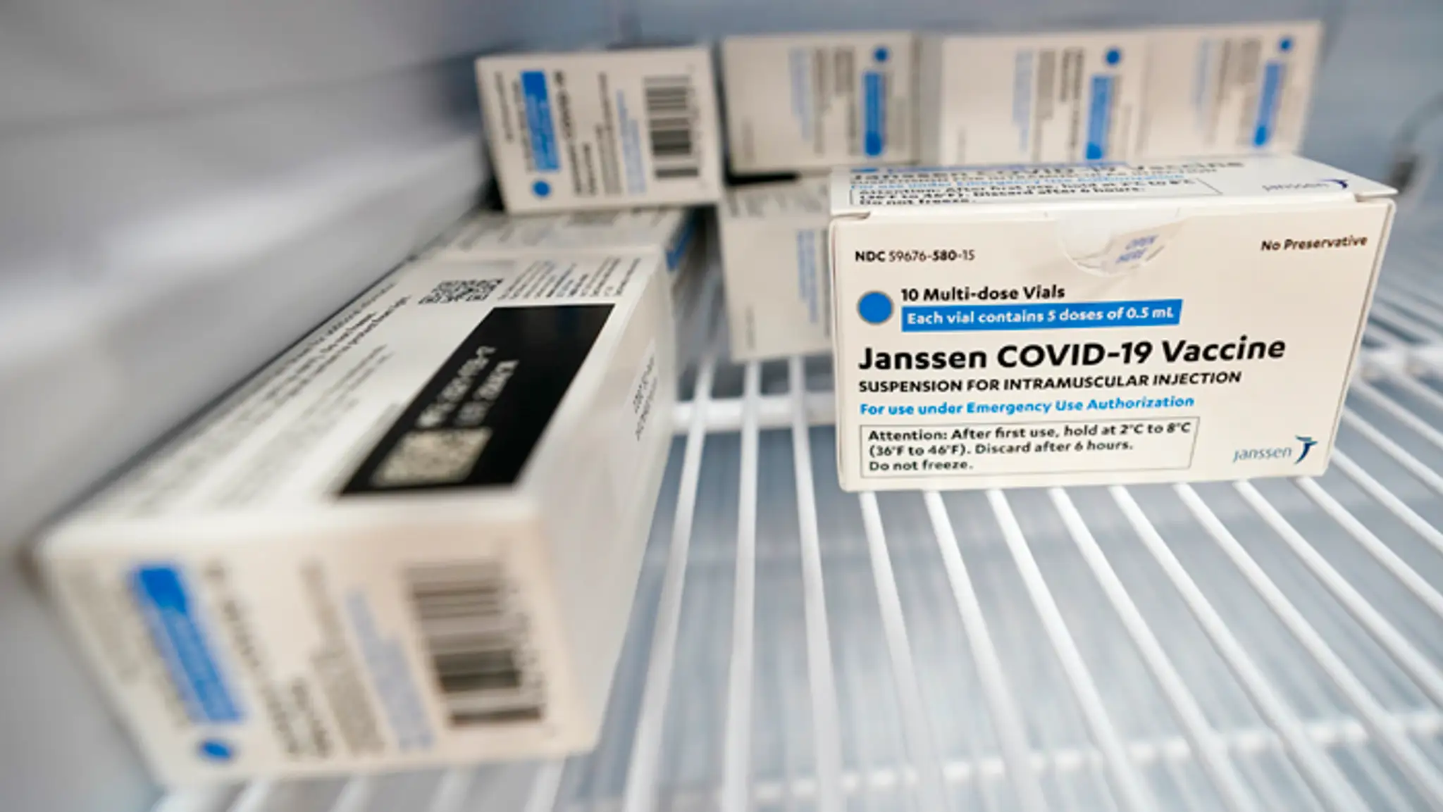 Škatule s vakcínami proti ochoreniu COVID-19 od spoločnosti Johnson and Johnson.