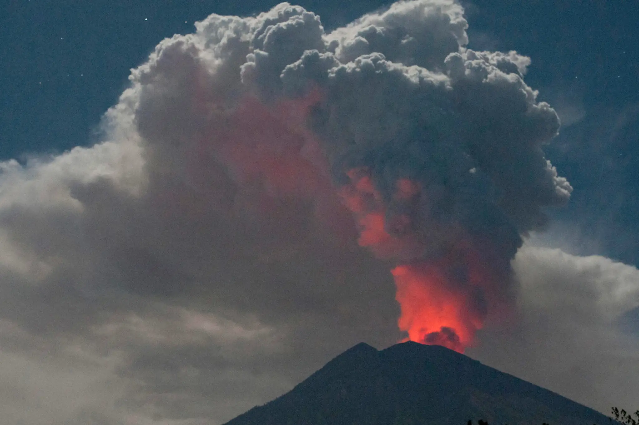 Sopka Agung chŕli  stĺp popola na Bali