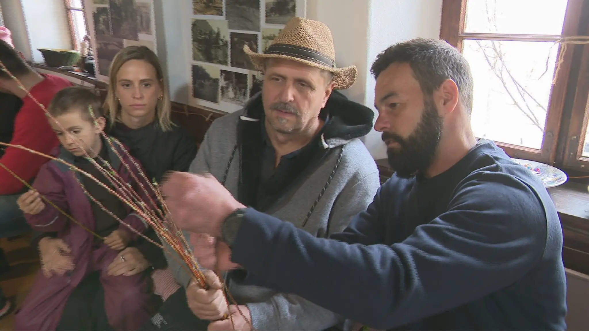 Martin Bagar vyrába korbáč na Veľkú noc