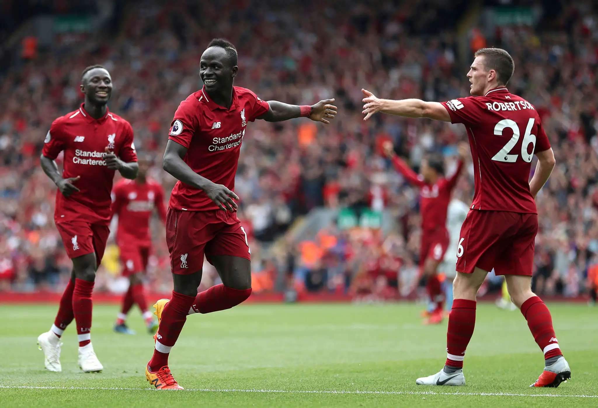 Sadio Mané (druhý zľava) oslavuje gól so spoluhráčmi z Liverpoolu v sieti West Hamu v dueli PL.