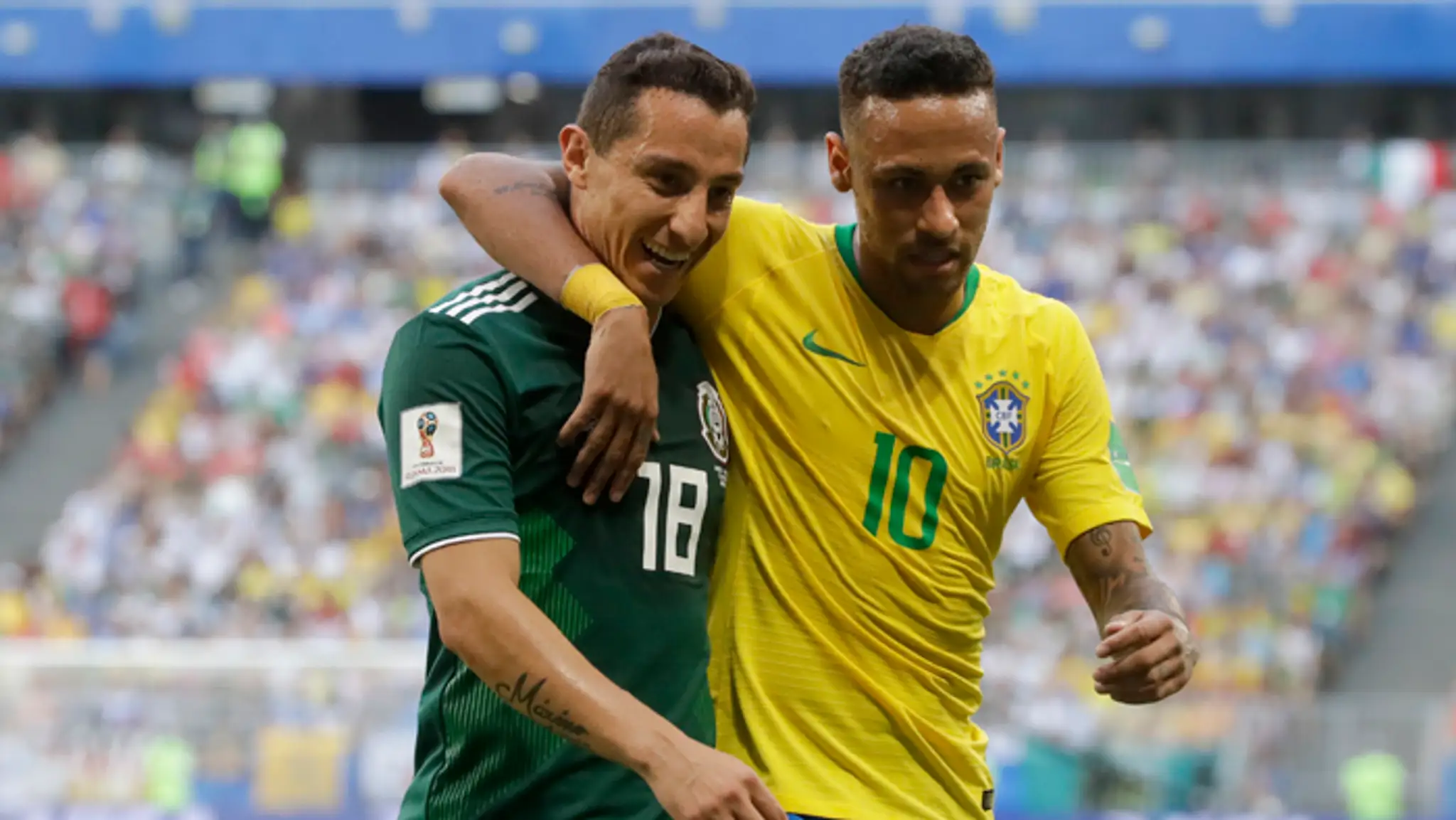 Neymar a mexický hráč Andres Guardado.