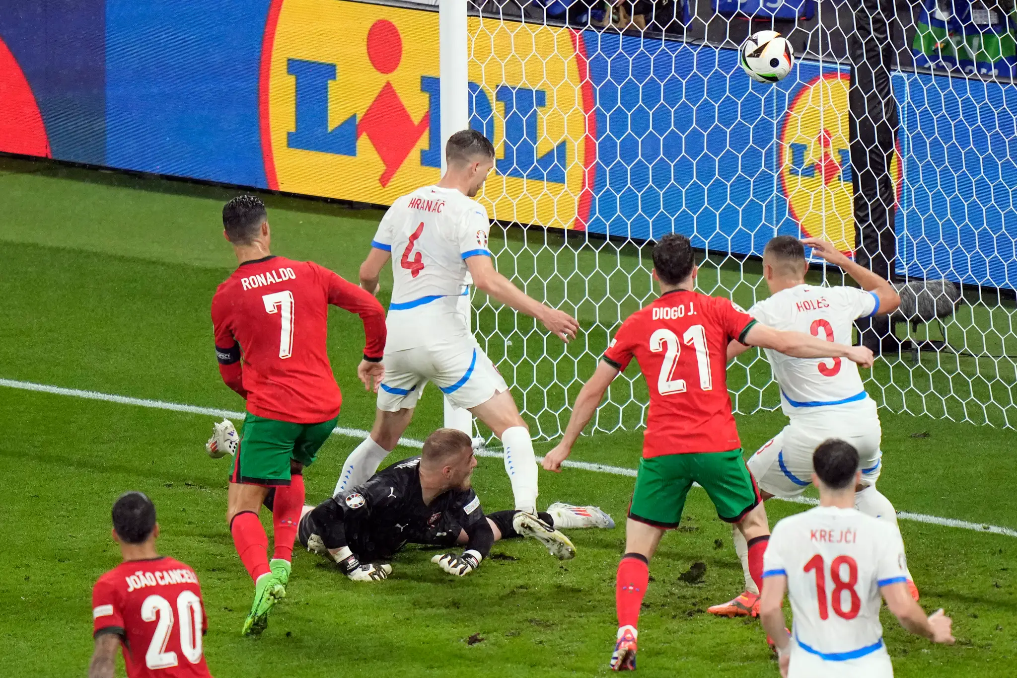 Český hráč Robin Hranáč (druhý zľava) strieľa vlastný gól počas zápasu.