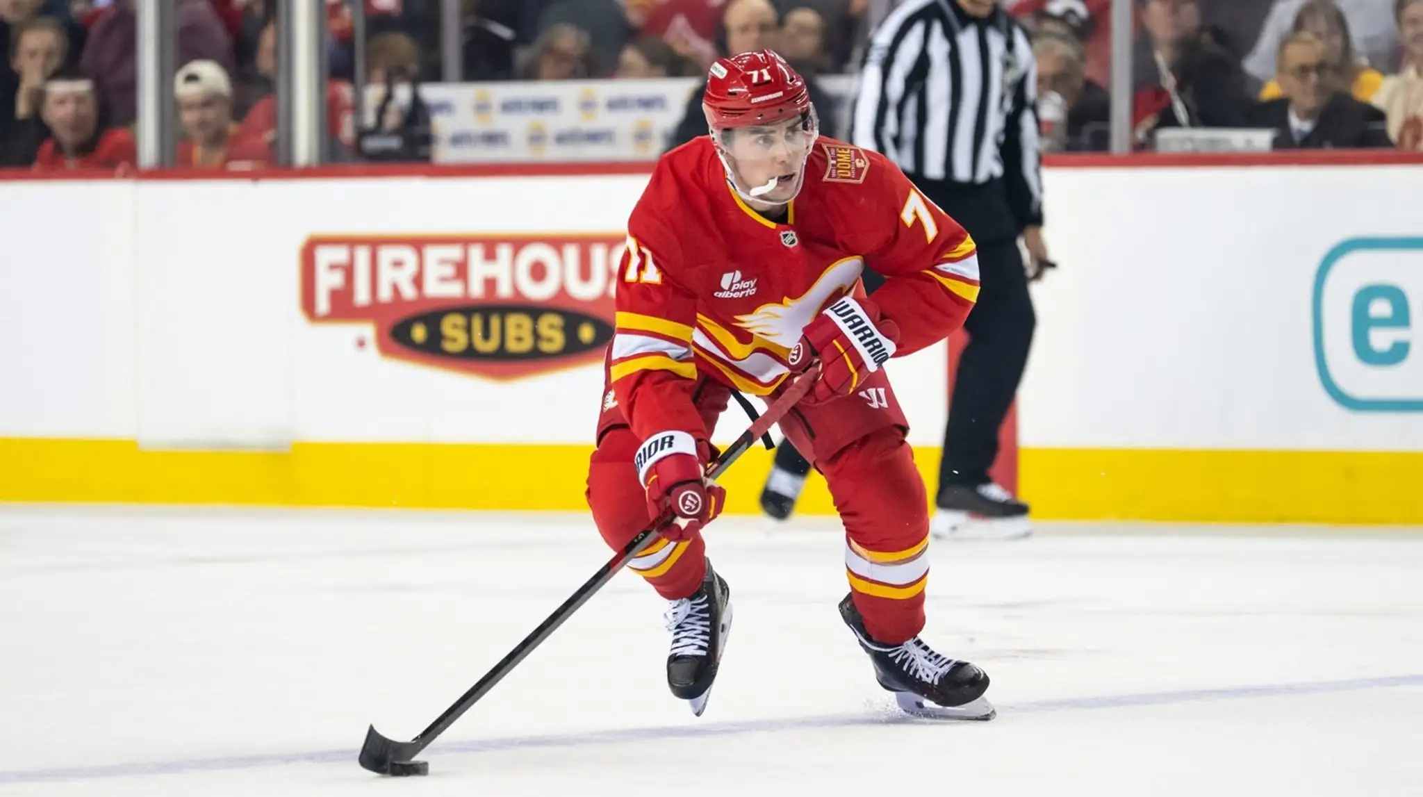 Šimon Nemec prvýkrát bodoval v drese Calgary Flames.