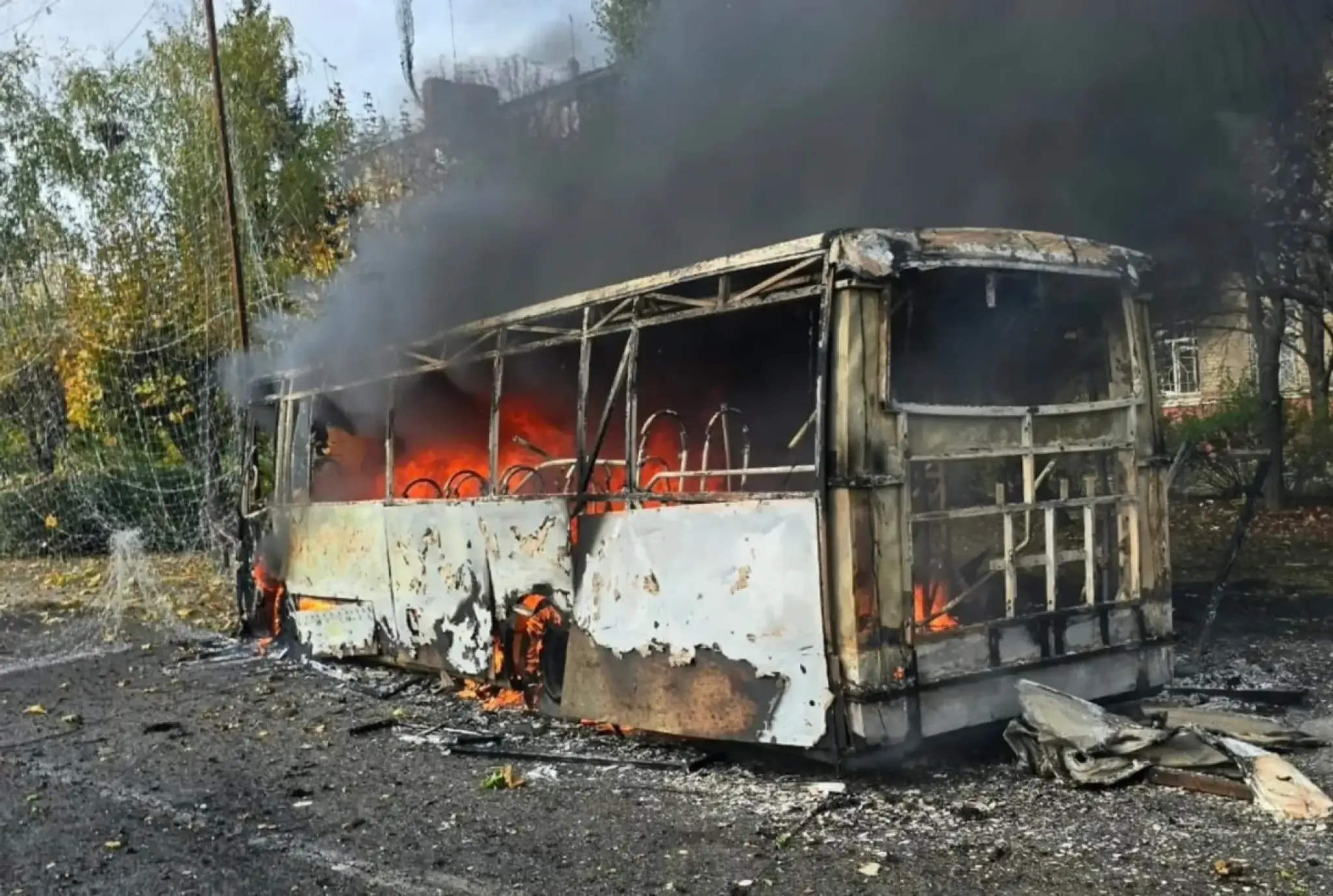 Autobus v Kramatorsku po zásahu ruskou kĺzavou bombou.