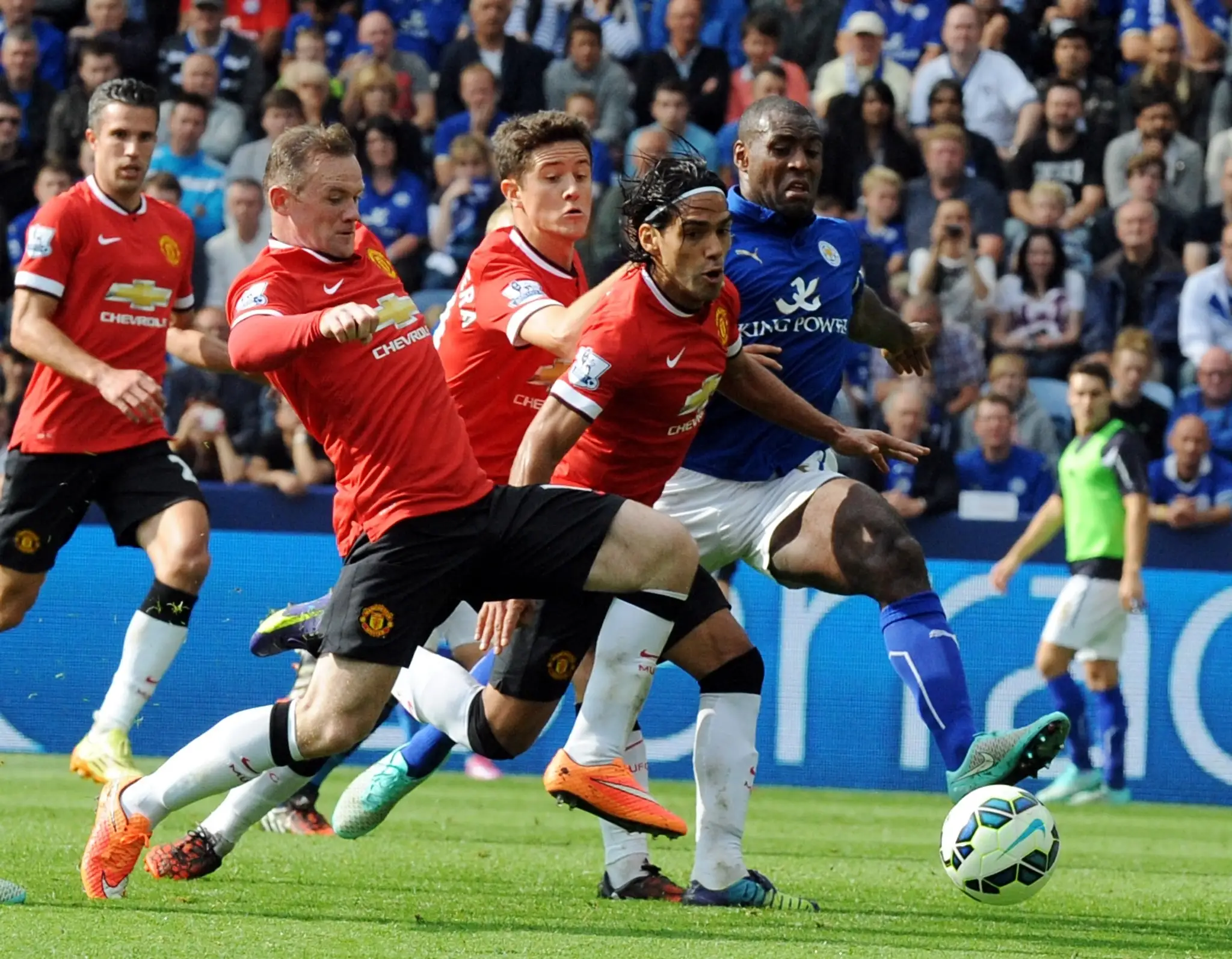 Futbalisti Manchesteru United Wayne Rooney (vľavo), Ander Herrera (uprostred) a Radamel Falcao (druhý sprava)