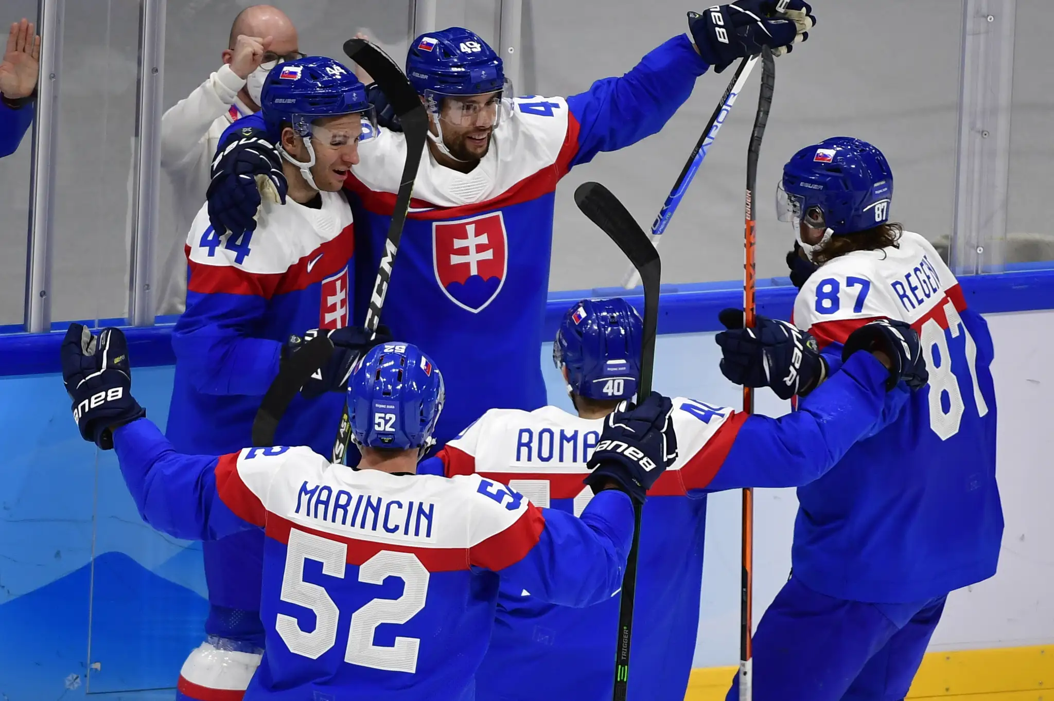 Na snímke gólová radosť hokejistov Slovenska z druhého gólu v zápase olympijského turnaja v hokeji mužov o bronz Slovensko - Švédsko.