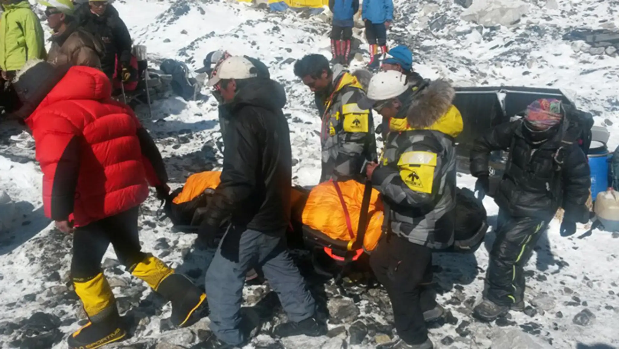 Na snímke evakuácia ťažko zranených ľudí zo zákaldného táboru na Mount Evereste.