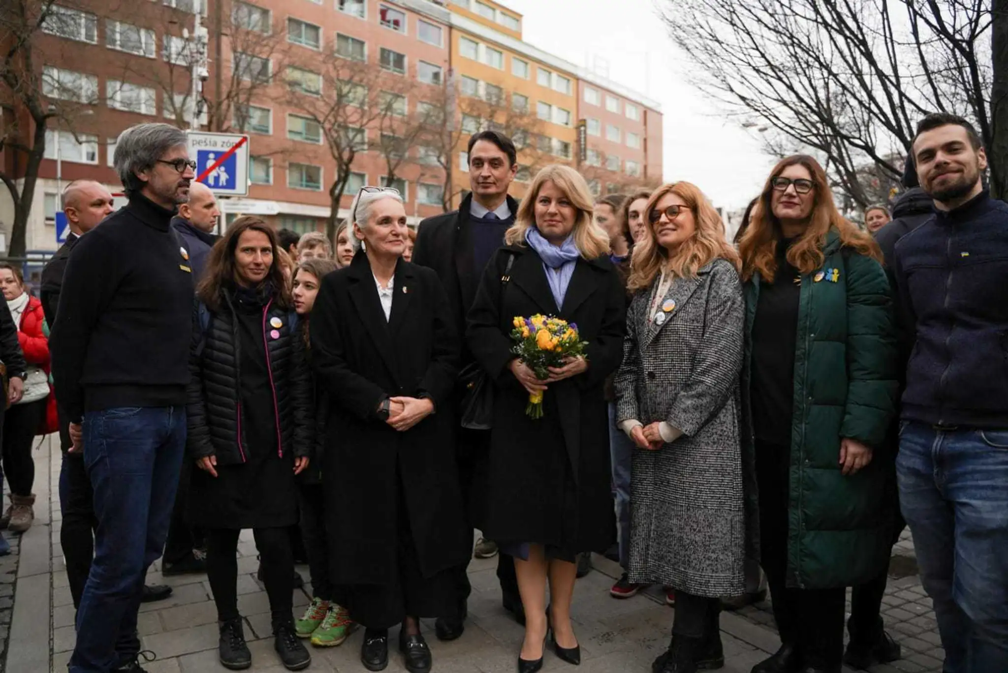 Zuzana Čaputová s partnerom Jurajom Rizmanom a tímom iniciatívy Mier Ukrajine