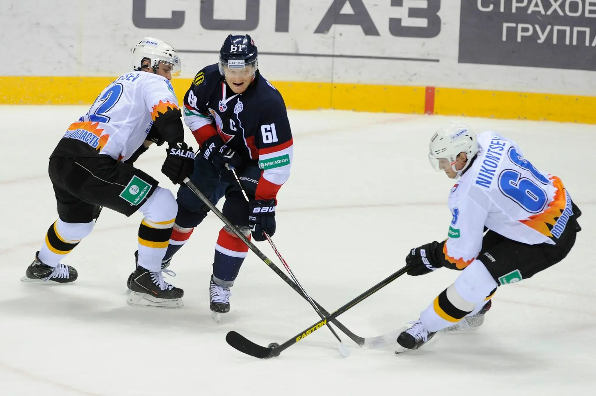 Zachar Arzamascev (Čerepovec), Milan Bartovič (Slovan) a Anatolij Nikoncev (Čerepovec) v stretnutí KHL HC Slovan Bratislava - Se