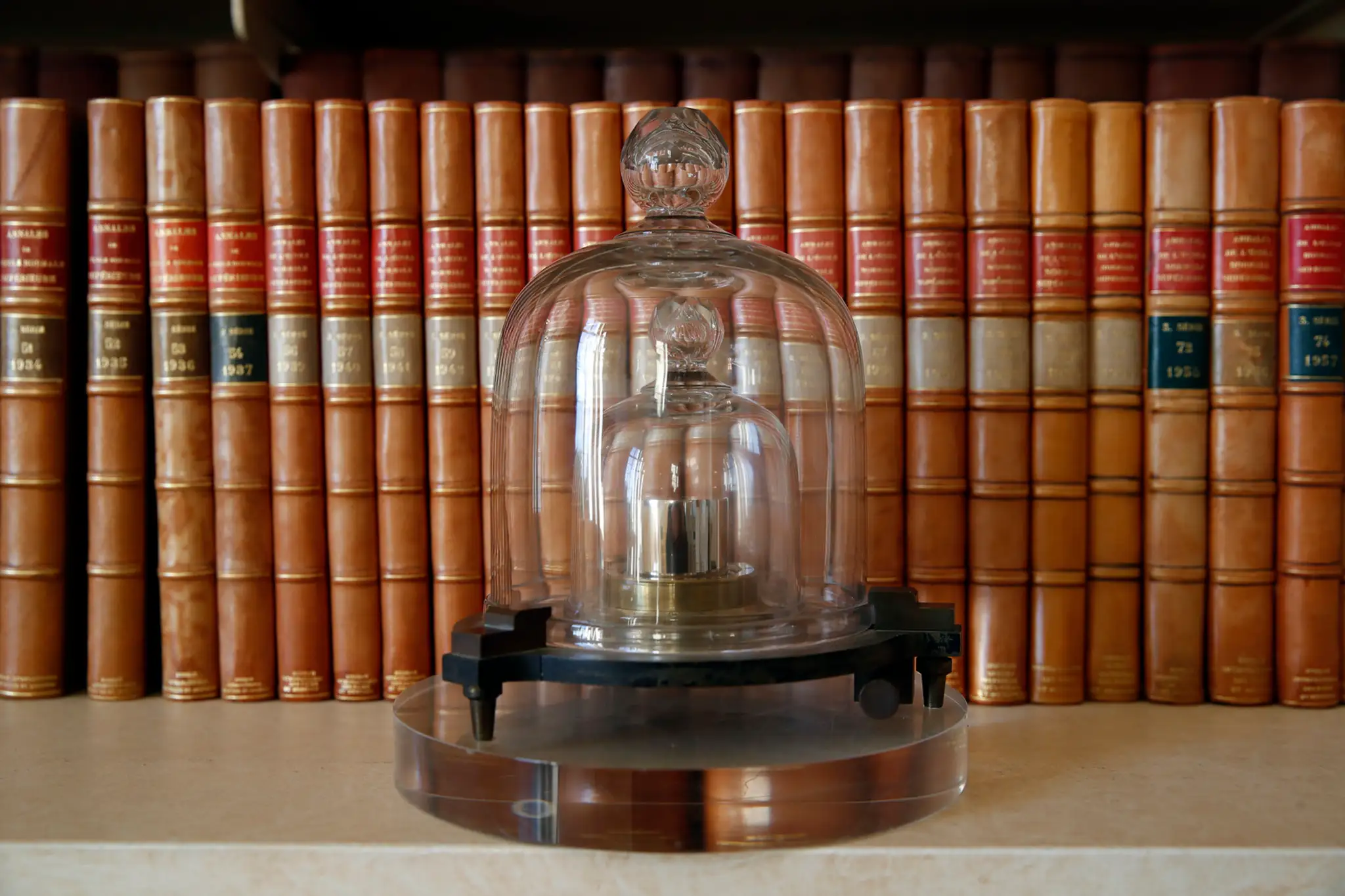 Kópia kovového valca slúžiaca ako medzinárodný štandardizovaný prototyp kilogramu.