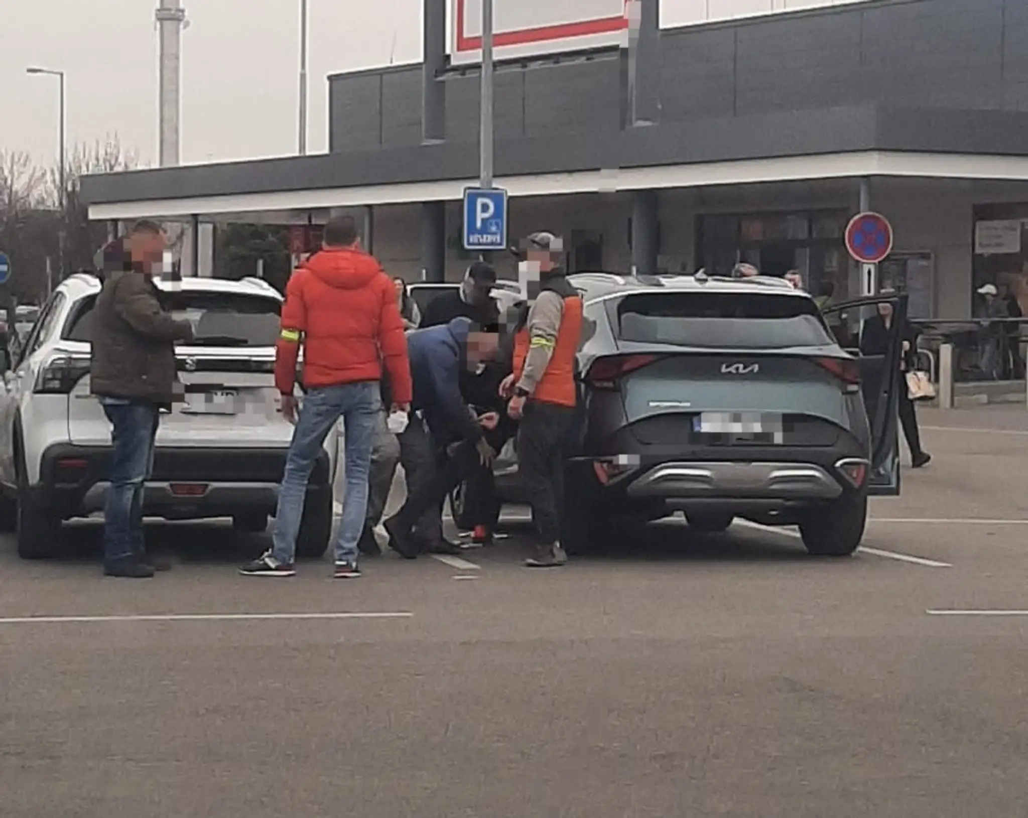 Polícia zadržala a obvinila mužov z podvodu.