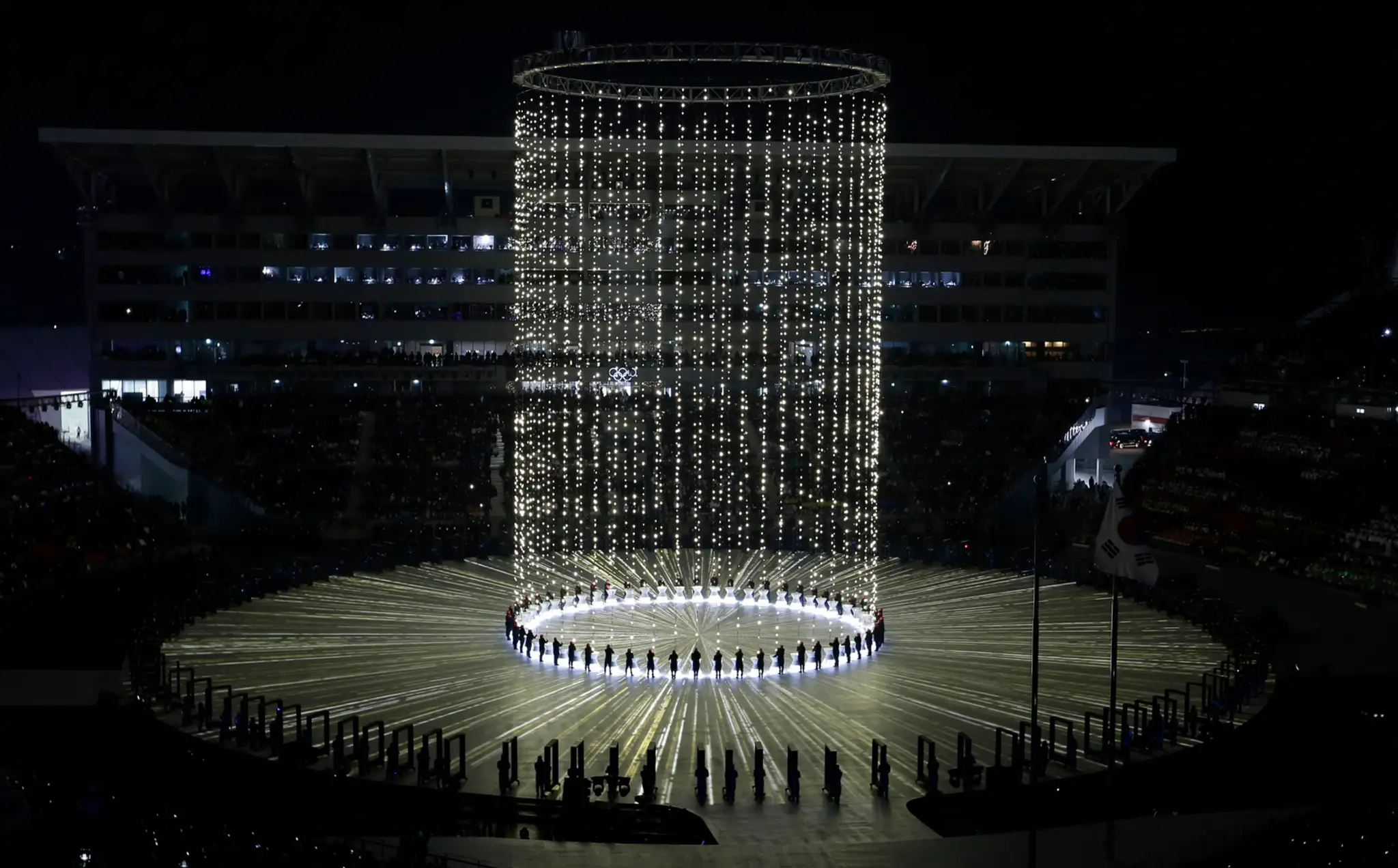 Kórejská krasokorčuliarka Kim Juna zapaľuje olympijský oheň na otváracom ceremoniáli ZOH 2018.