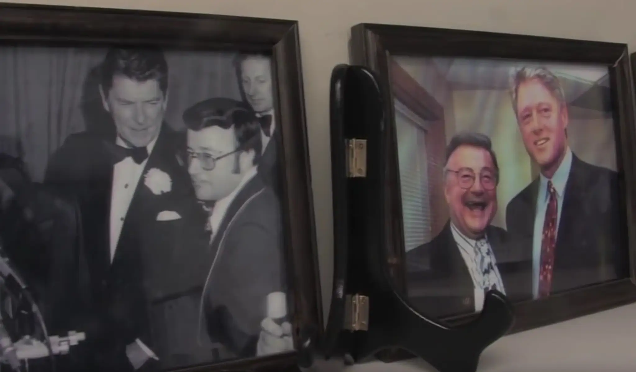 Charles Brotman na archívnych snímkach s prezidentmi USA Ronaldom Reaganom a Billom Clintonom.