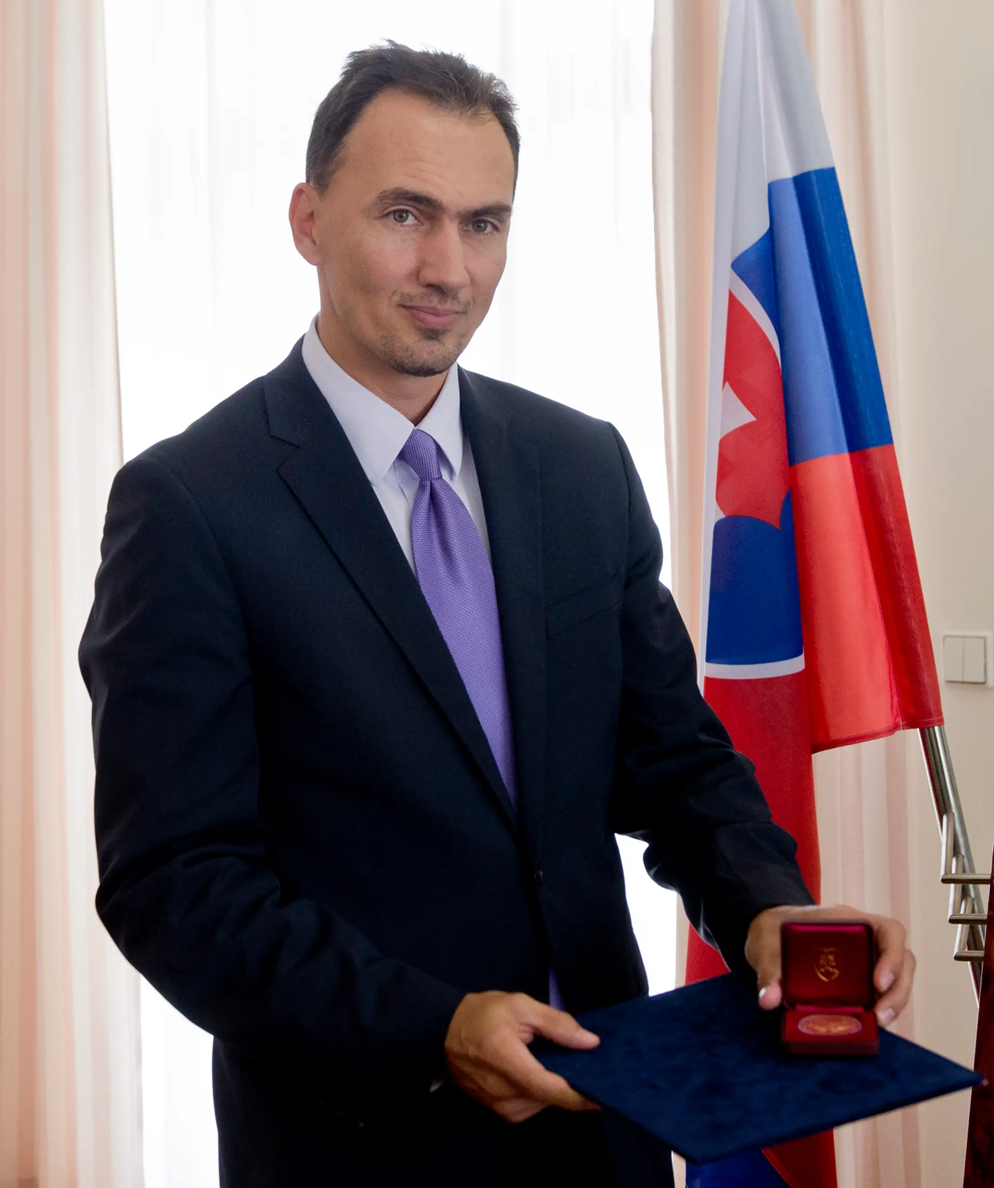 Miroslav Šatan si prevzal Zlatú plaketu od ministra Miroslava Lajčáka.