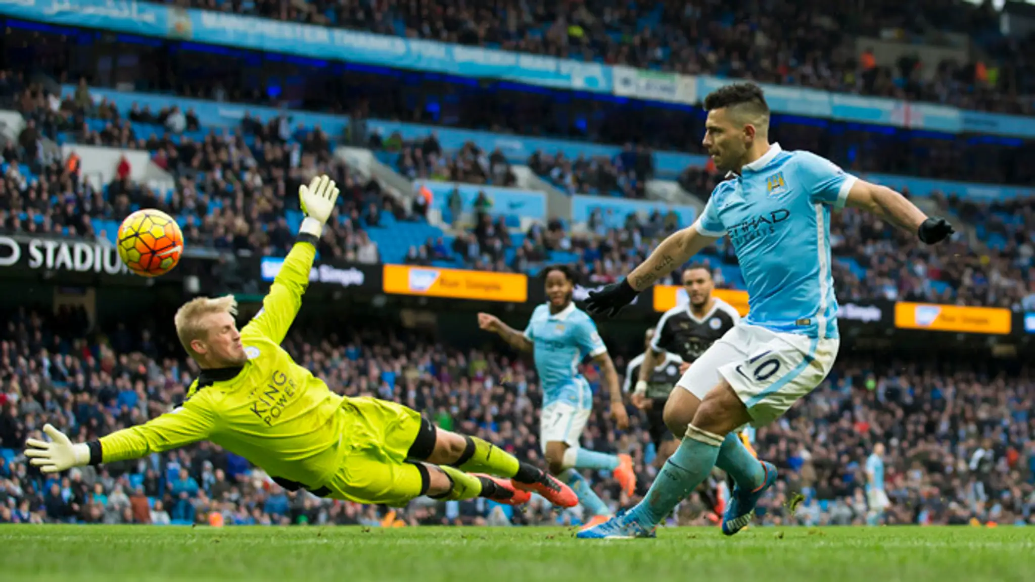 Kasper Schmeichel likviduje pokus Sergia Agüera v dueli proti Manchestru City. 