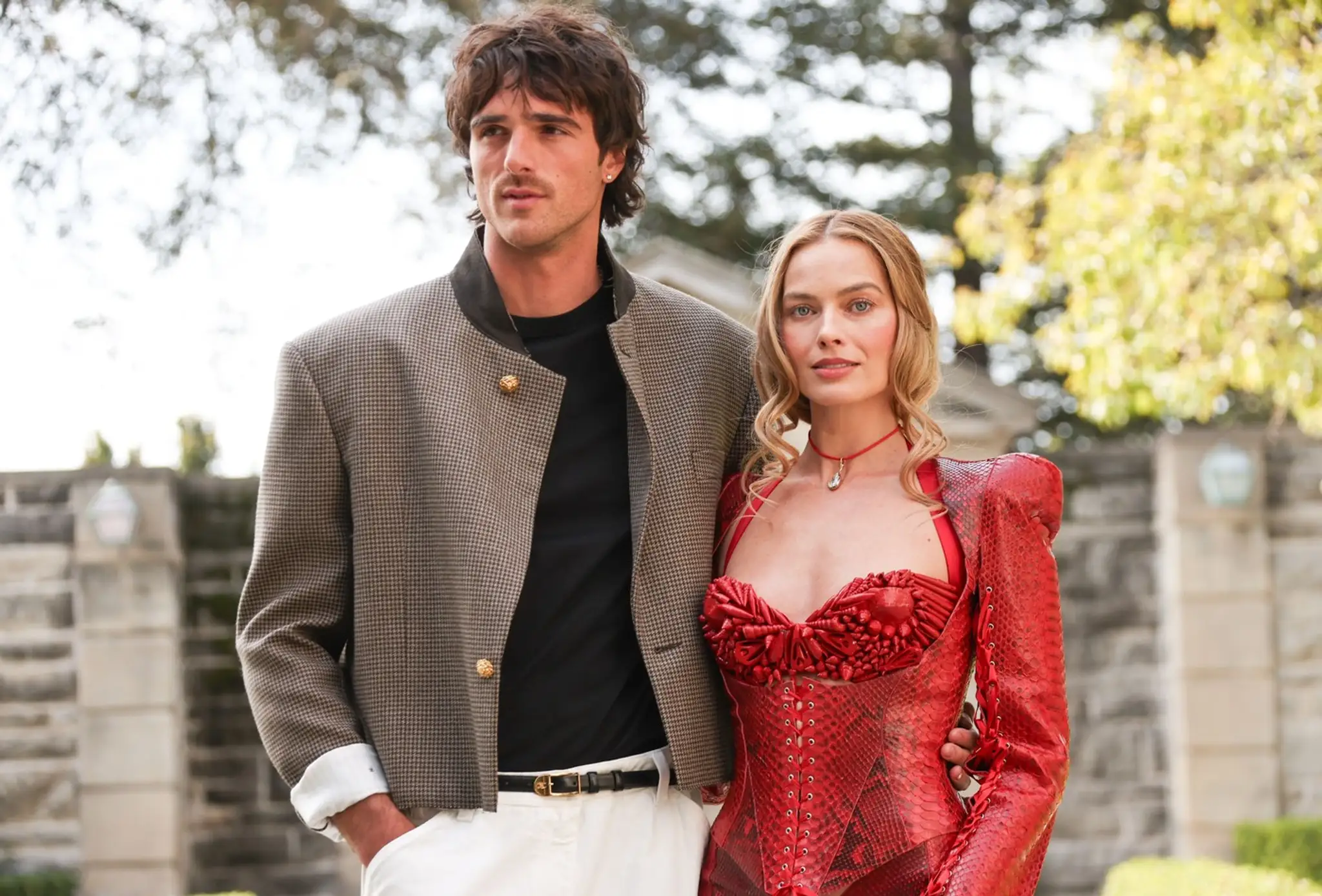 Margot Robbie a Jacob Elordi su spojení špeciálnymi prsteňmi.