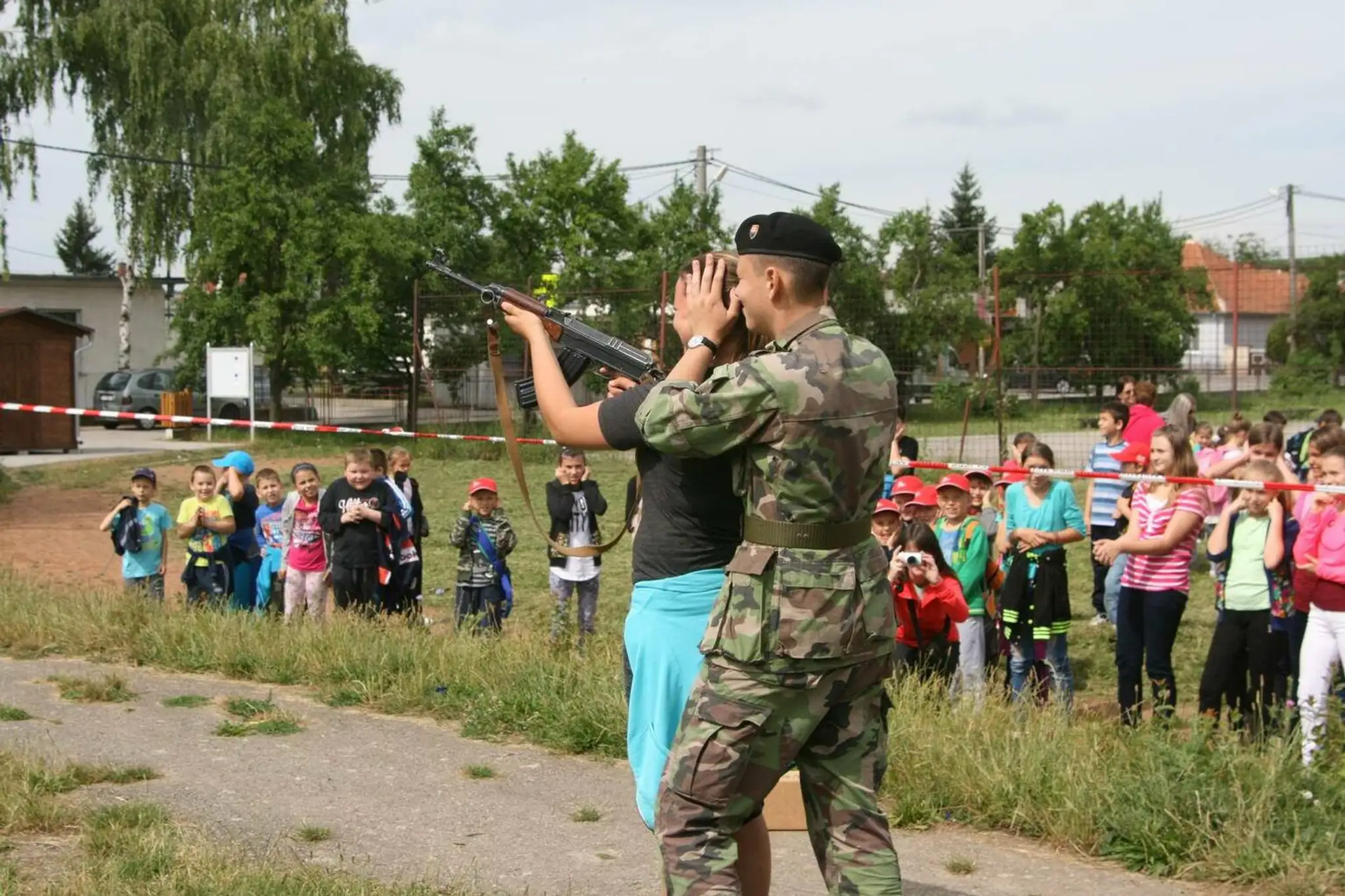 Deti mohli strieľať aj zo samopalu
