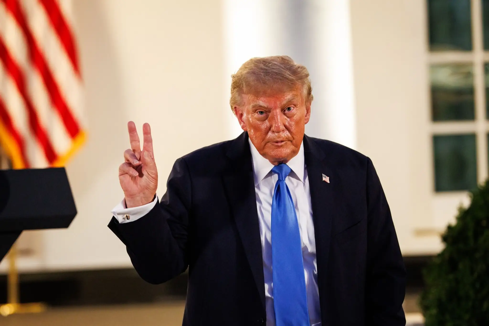 Donald Trump priznal, že sa líči sám.