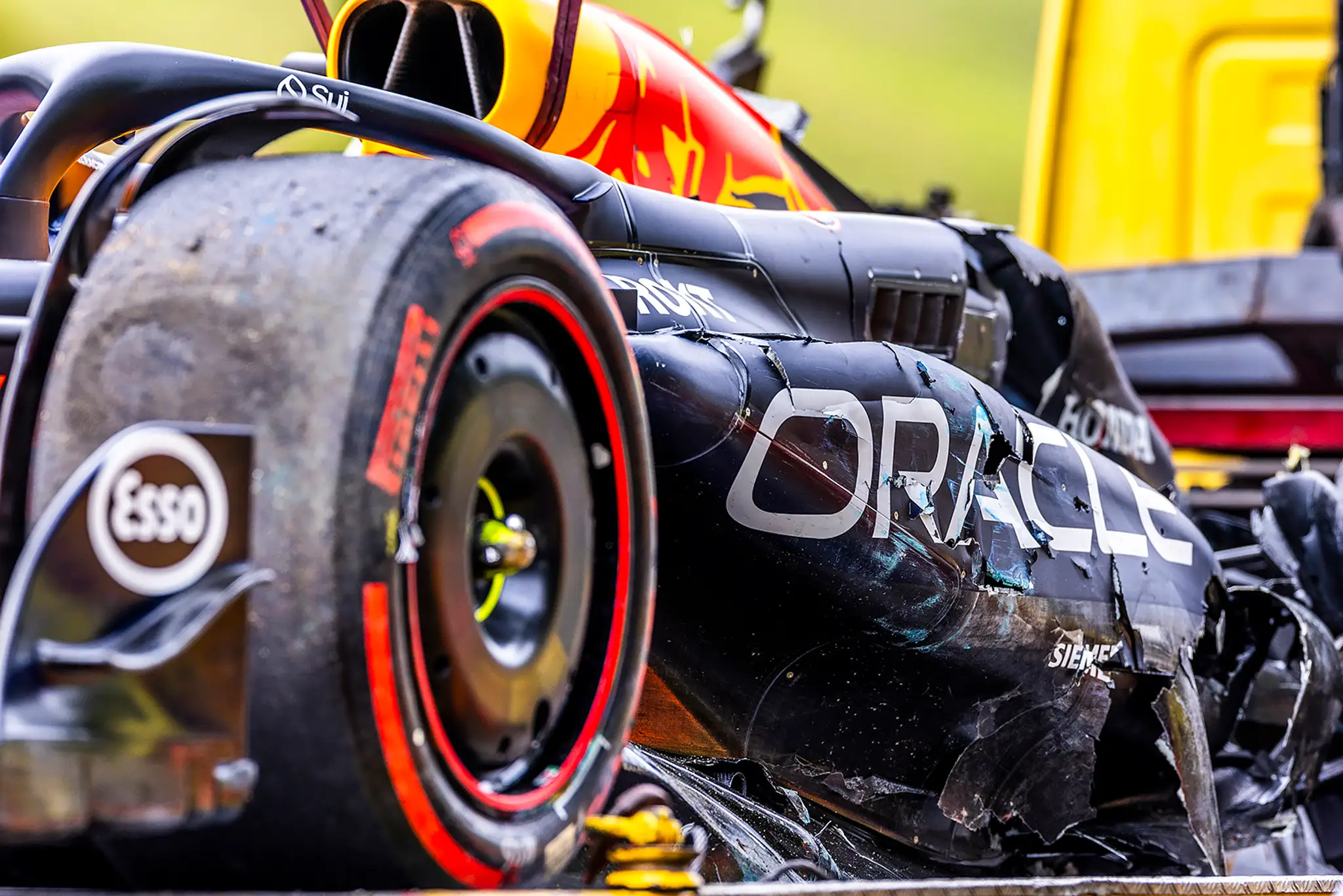 Sergio Perez z Red Bullu v kvalifikácii havaroval.