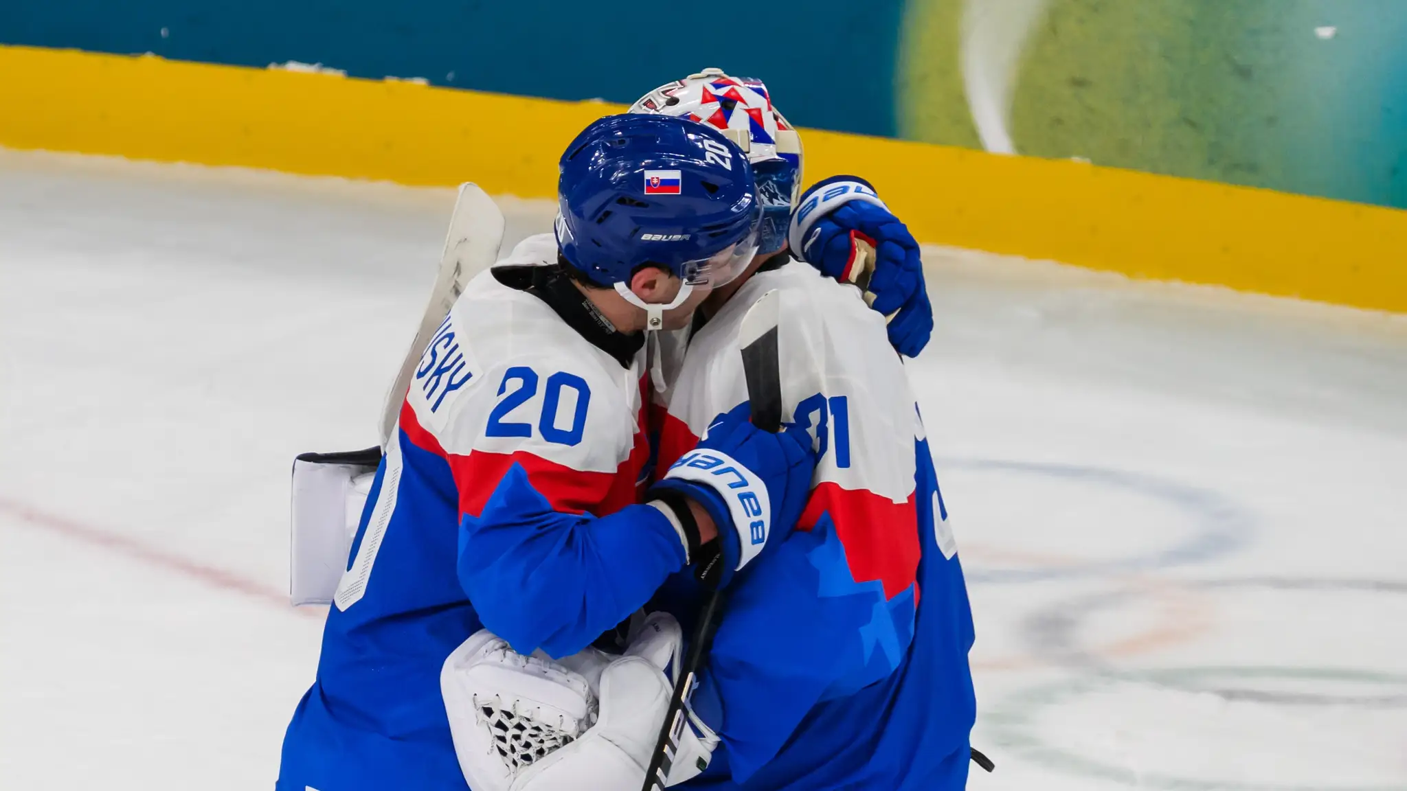 Juraj Slafkovský (vľavo) a Samuel Hlavaj