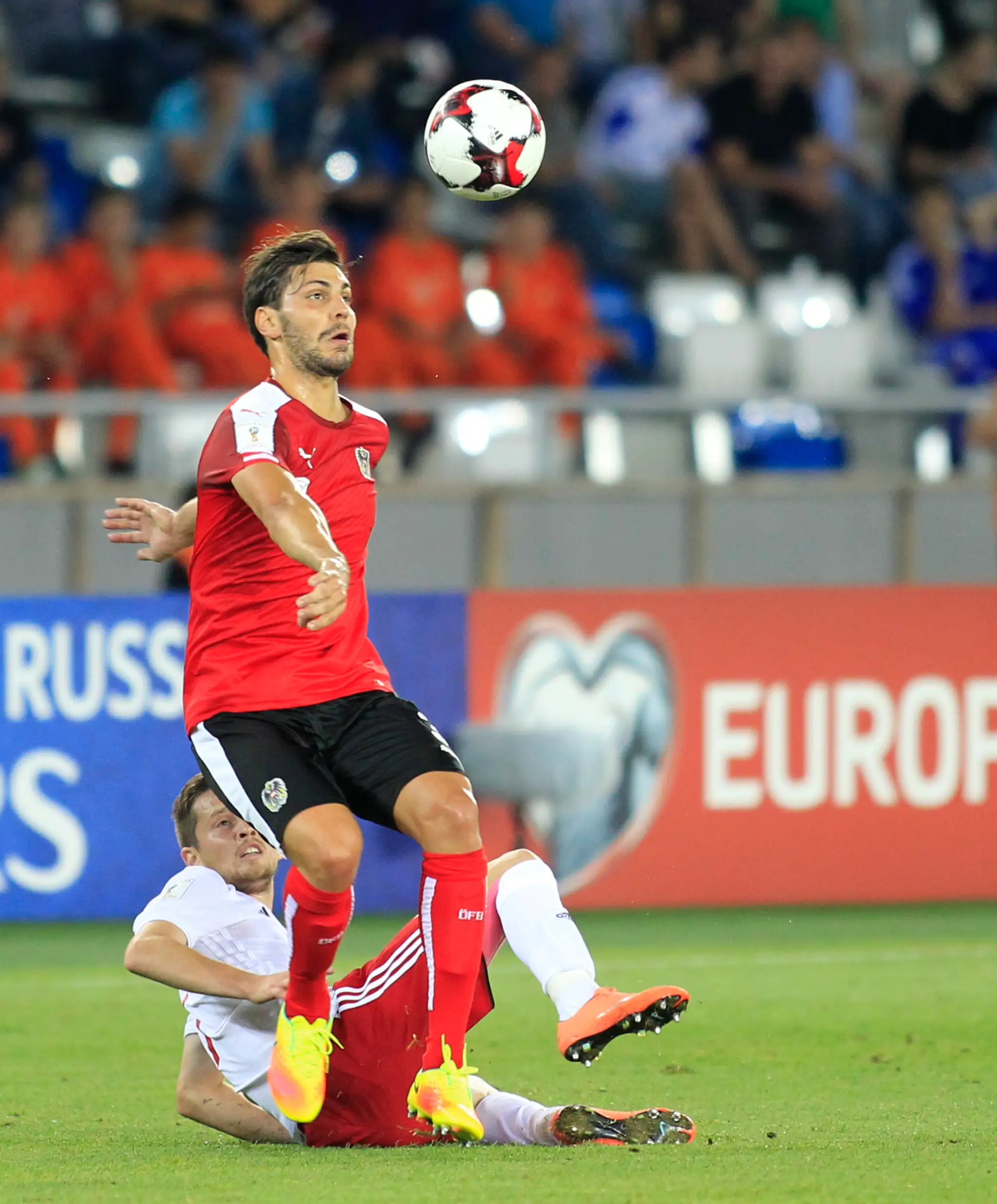 Rakúšan Aleksandar Dragovič (v červenom proti Gruzíncovi Janovi Ananidzemu v kvalifkácii MS 2018.