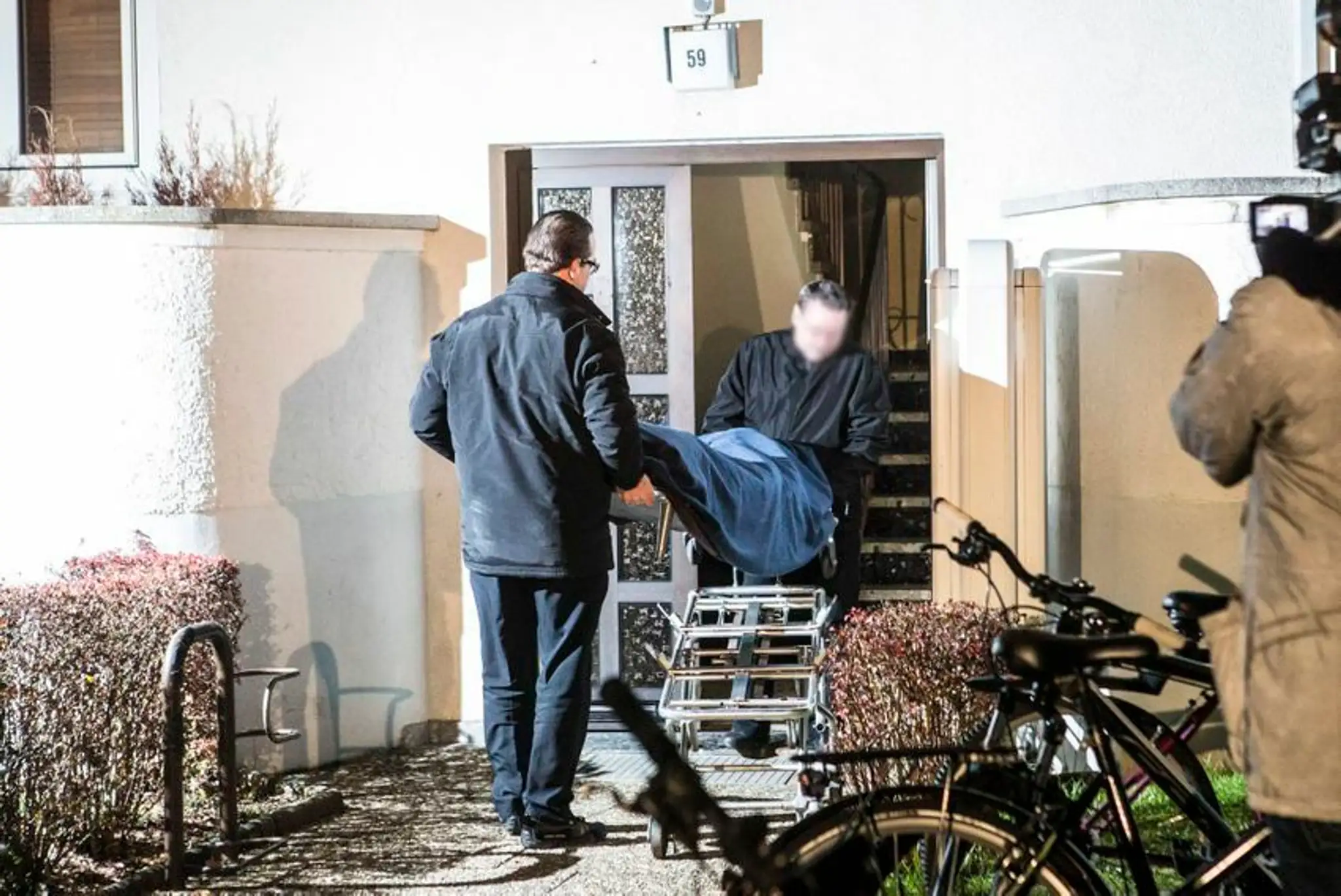 V Nemecku našli pred televízorom pol roka starú mŕtvolu