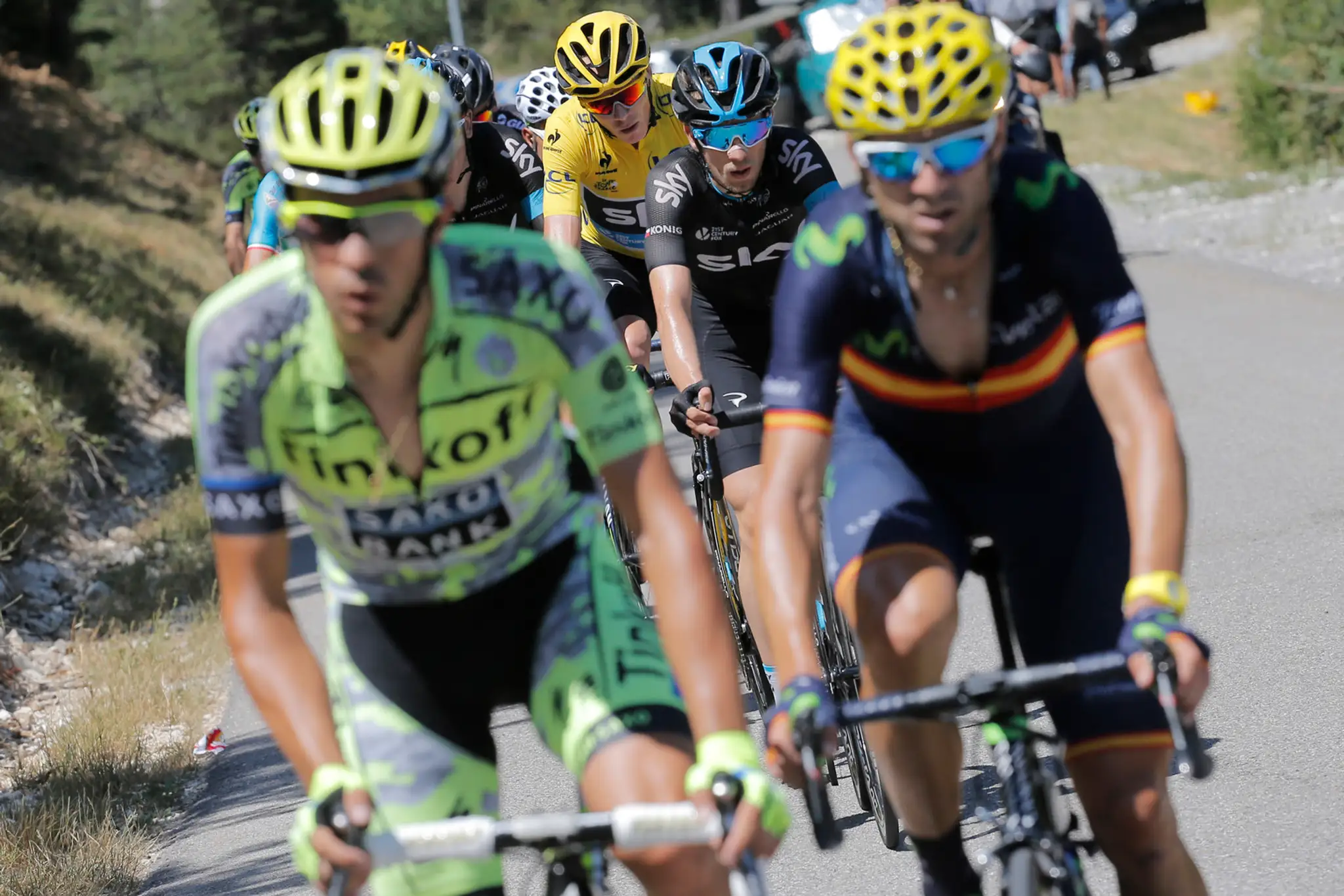 strede v pozadí nositeľ žltého dresu lídra pretekov Brit Chris Froome (Sky) za Španielomi Albertom Contadorom (Tinkoff Saxo) a