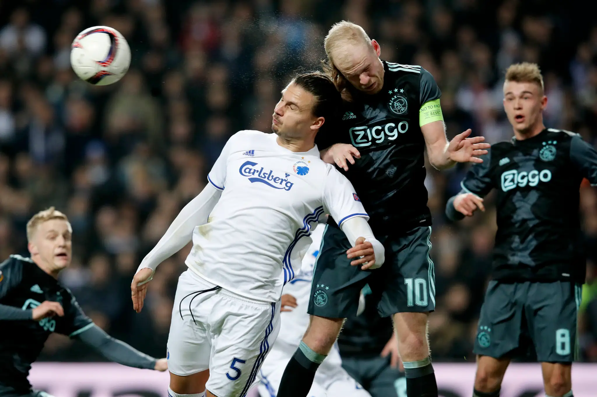 Erik Johansson (vľavo) z Kodane vo vzdušnom súboji s kapitánom Ajaxu Davym Klaassenom v osemfinále EL.