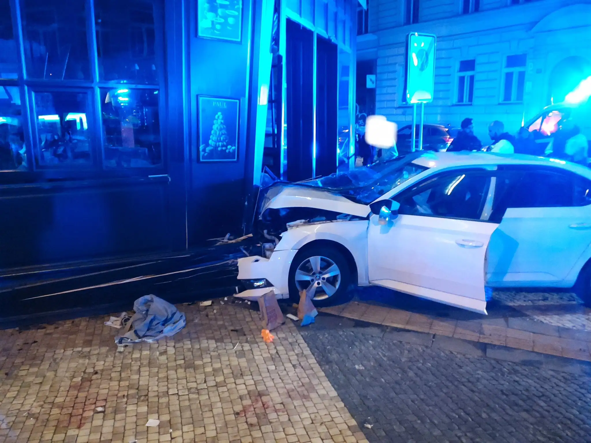 V centre Prahy vletelo auto medzi ľudí, vodič dostal záchvat