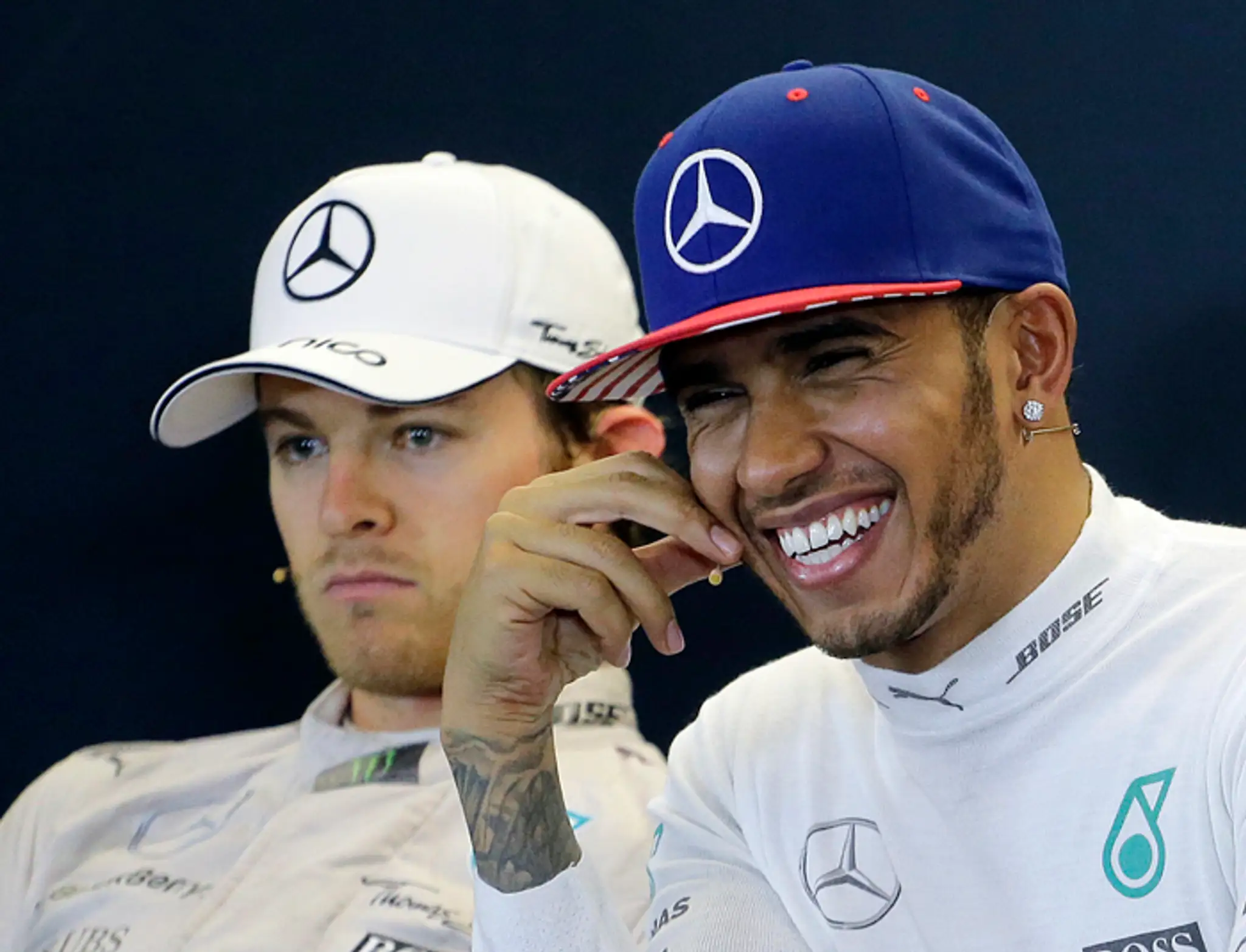 Vysmiaty Lewis Hamilton a Nico Rosberg pred novinármi po VC USA.