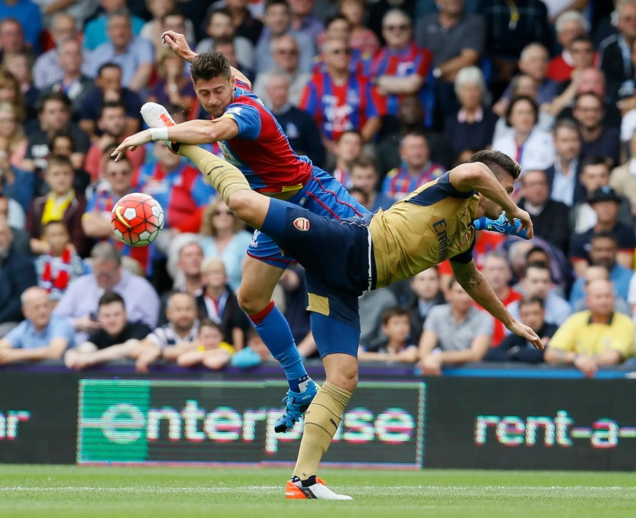 Hráč Arsenalu Olivier Giroud (vpravo) a hráč Crystal Palace Joel Ward v súboji o loptu.
