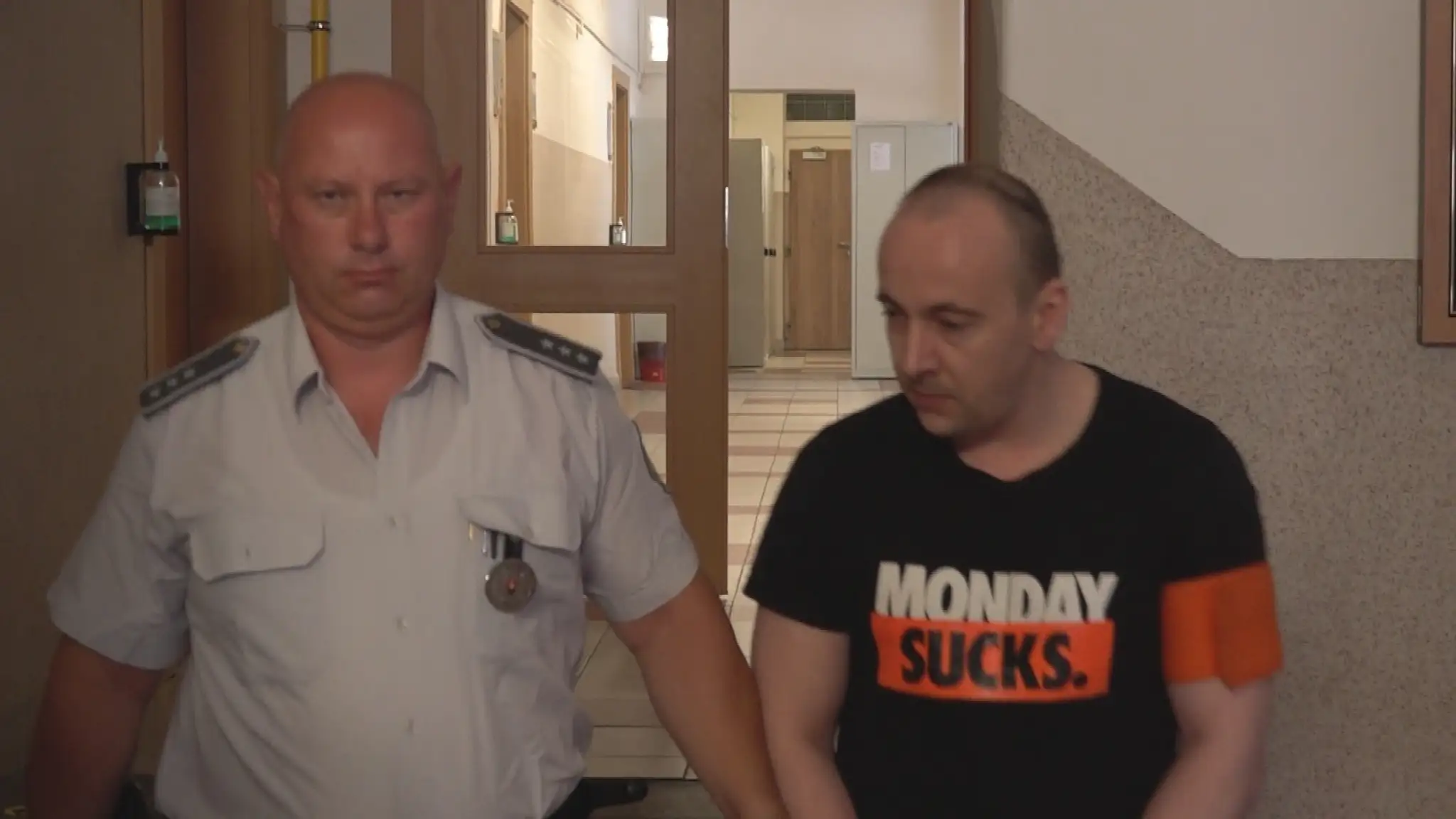 Ondrej (34) zo súdu odchádzal s putami na rukách a so sklonenou hlavou.