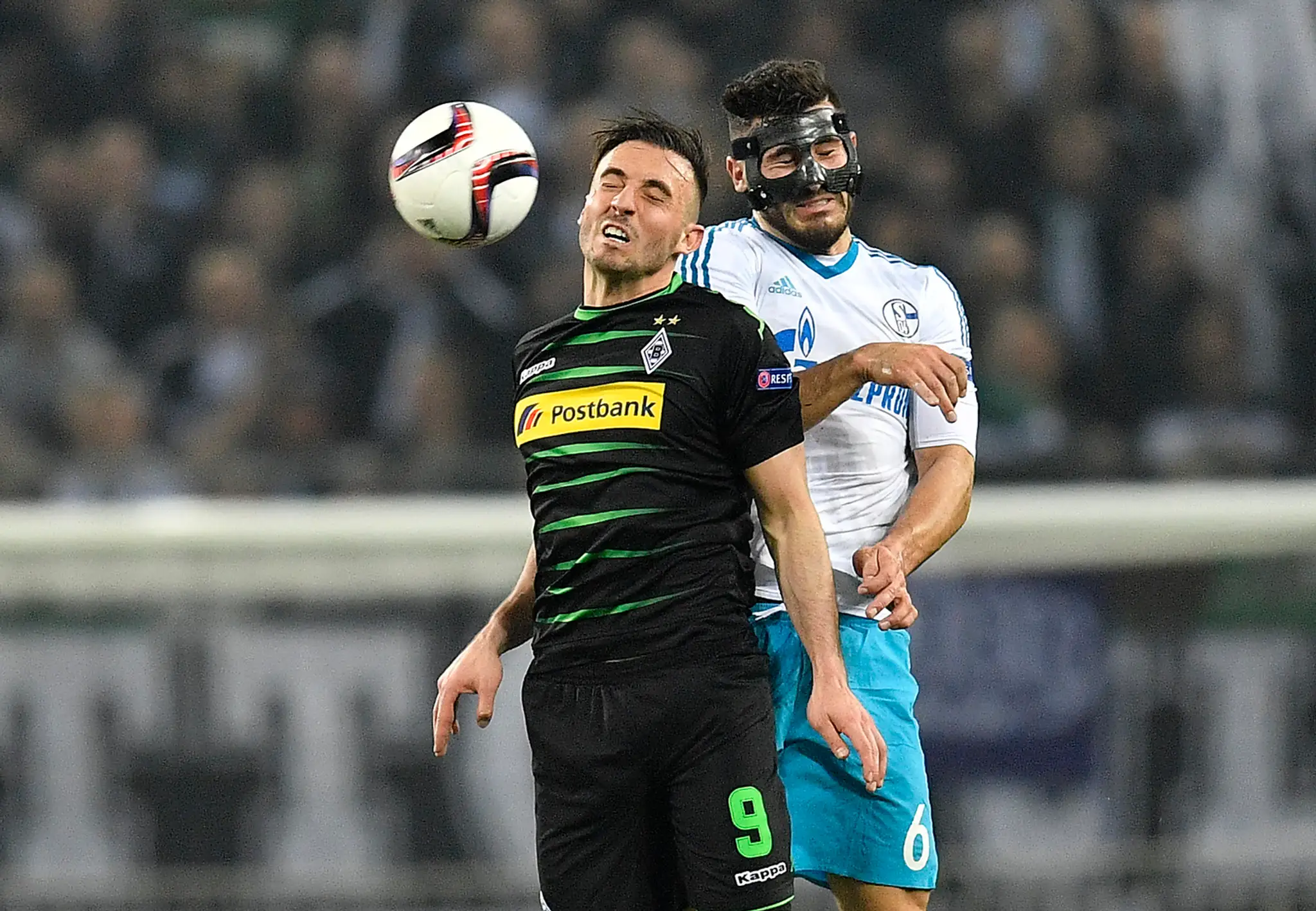 Josip Drmič (vľavo) z Borussie Mönchengladbach v súboji so Seadom Kolašinacom zo Schalke v odvete osemfinále EL.