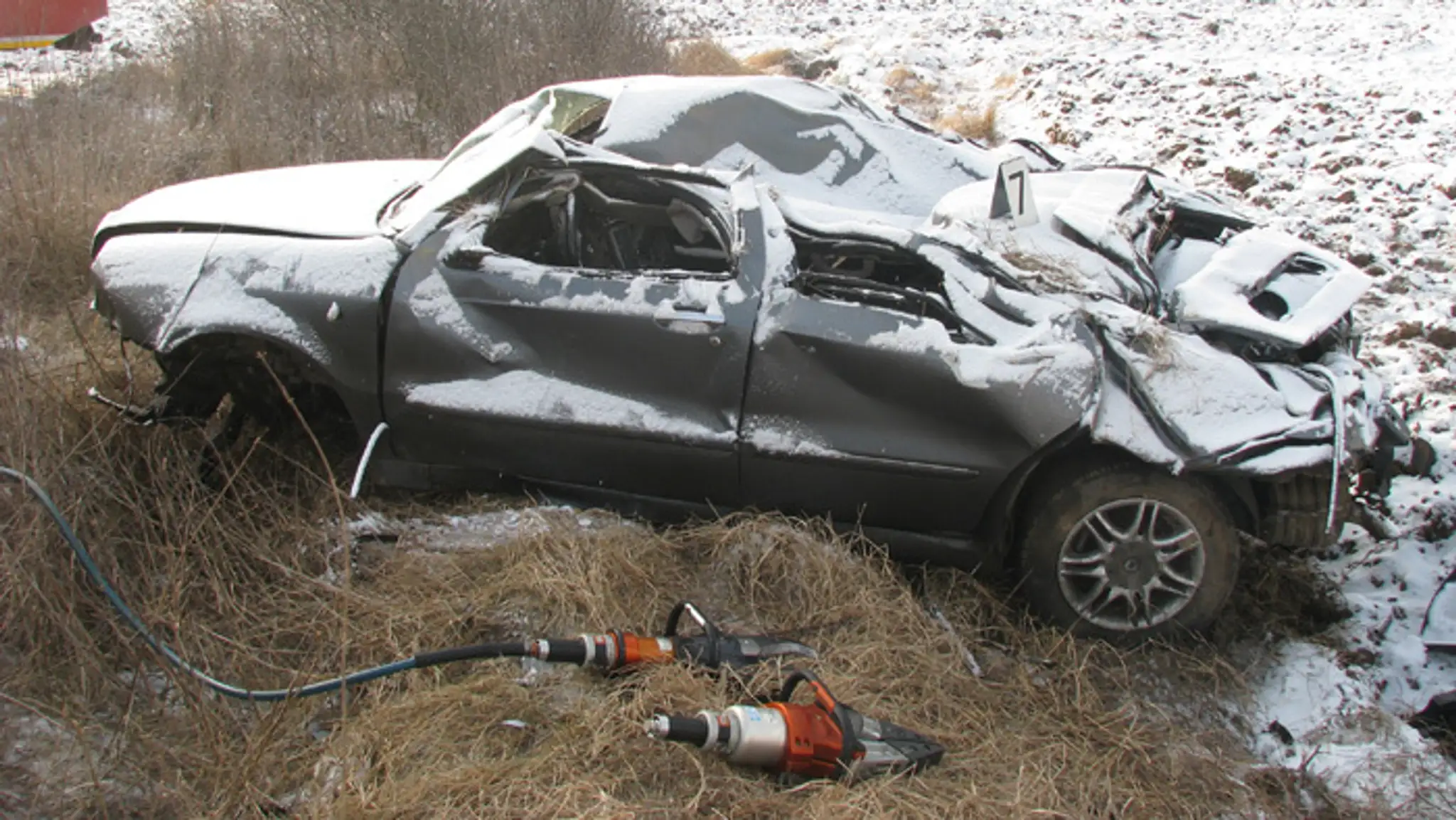Zdemolované auto po nehode medzi Rimavskou Sobotou a obcou Rimavské Janovce.