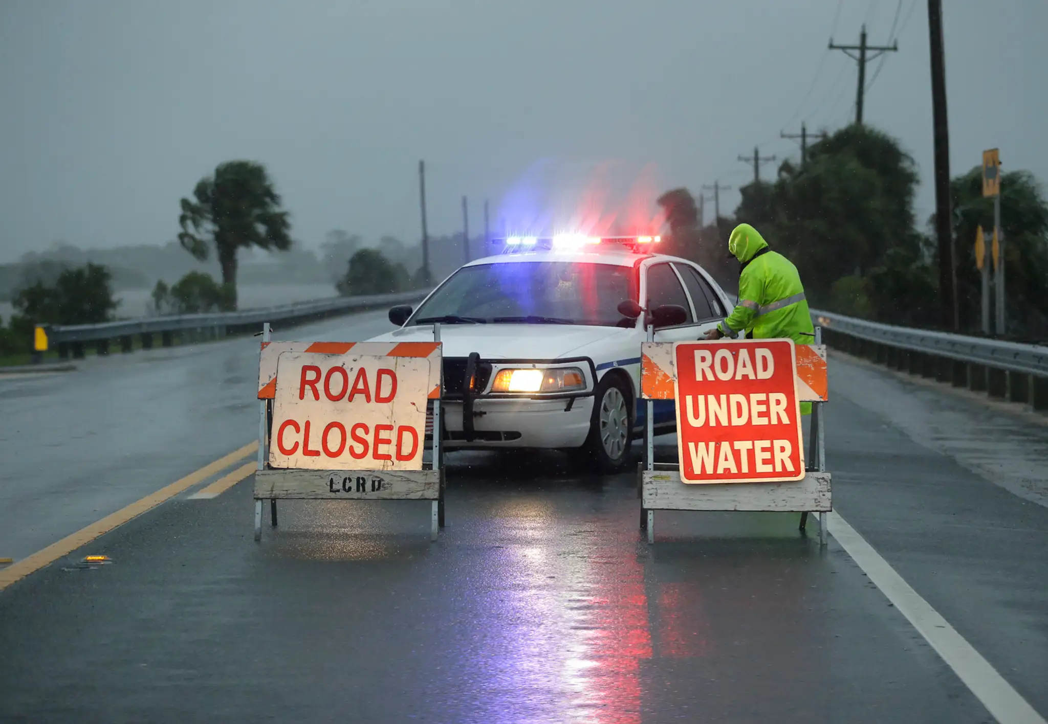 Policajti  uzatvárajú cestu vedúcu do Cedar Key.