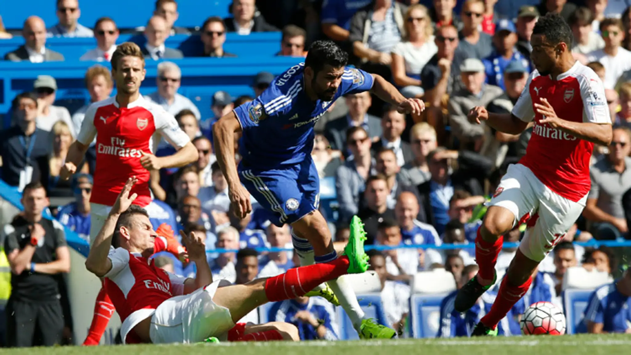  V strede Diego Costa (Chelsea)a faulovaný hráč Laurent Koscielny (Arsenal).